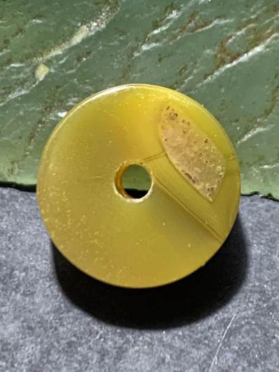 蒙料鸡油黄冻料战国红玛瑙通货小平安扣一个， - 蒙料鸡油黄冻料战国红玛瑙通货小平安扣一个，