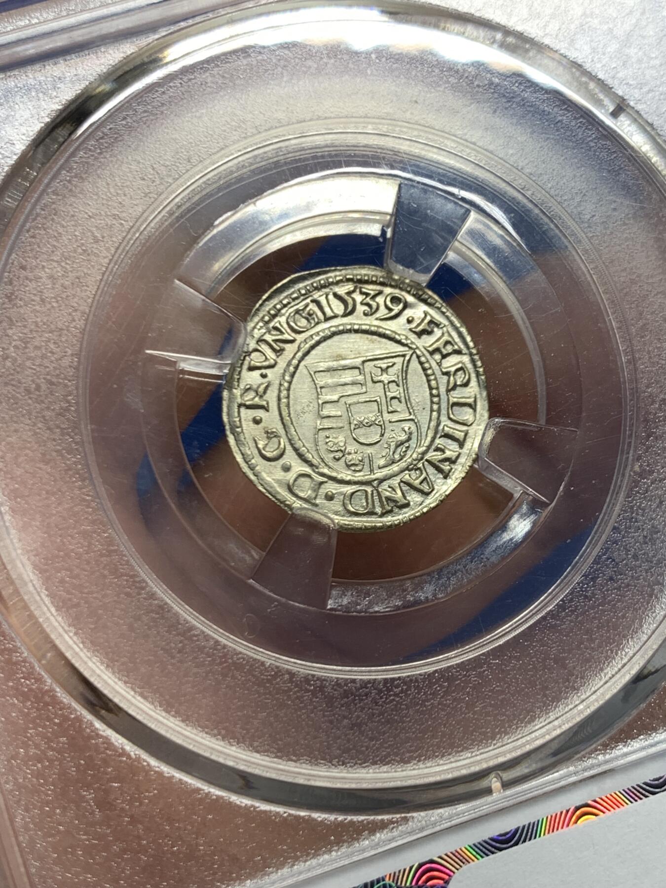 《竞宝斋》第447场 周日，周一，2场连拍 （全场包邮） 匈牙利 1539年 1第纳尔 银币 经典圣母抱婴图案 400多年前的银币 保存至今几乎完好无损 细节品相一流 少见品种