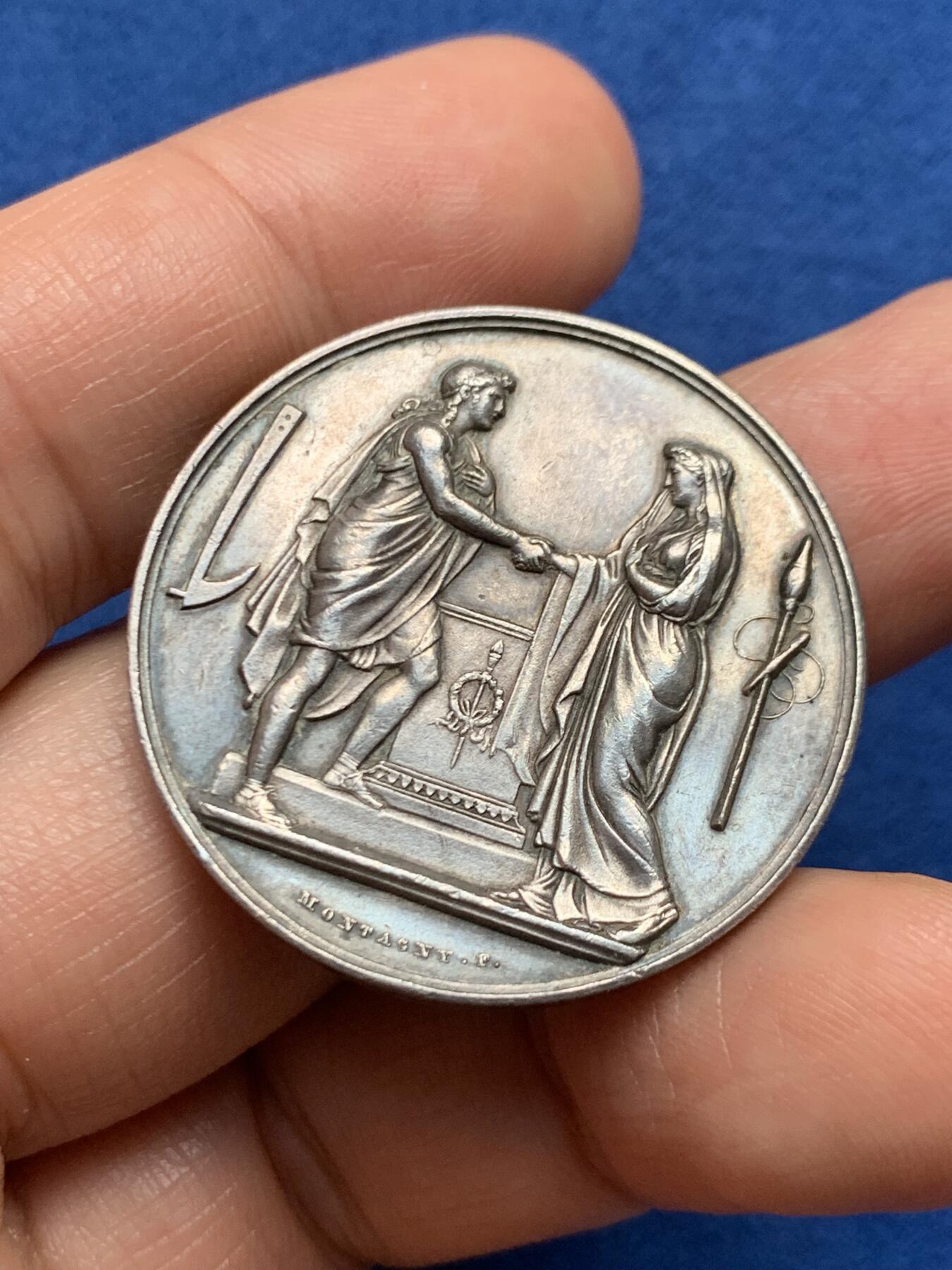 《竞宝斋》第447场 周日，周一，2场连拍 （全场包邮） 法国银质婚章 背面是漂亮的花体字 18克 34mm 1885 丰饶角银标