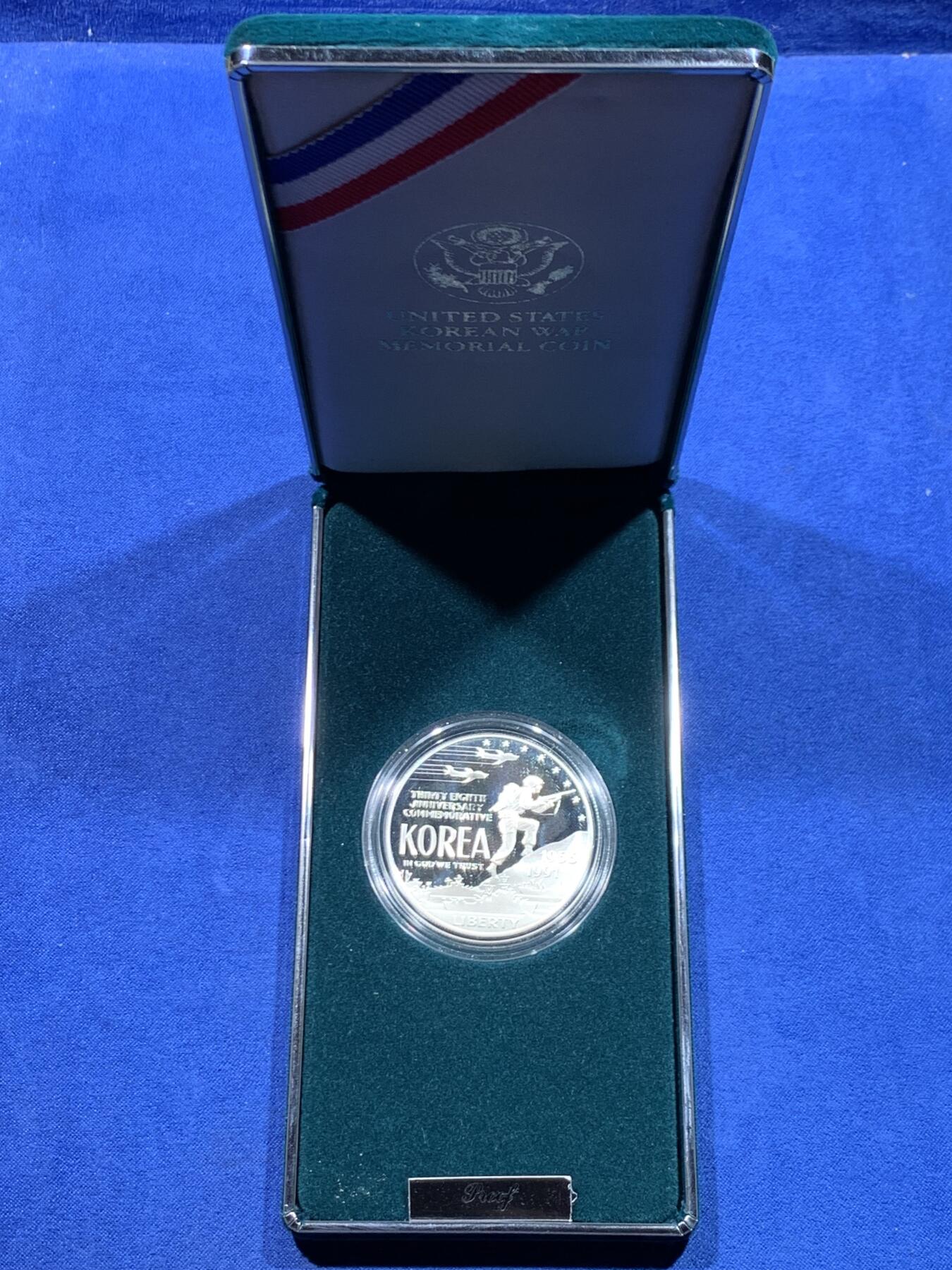 《竞宝斋》第447场 周日，周一，2场连拍 （全场包邮） 美国1991年朝鲜战争终战38周年纪念精制银币 原盒 原证 重26.7克，精制银币 非常见普制银币，正面朝鲜战场上的美国海陆空军 背面朝鲜半岛地图和38线，很有意义