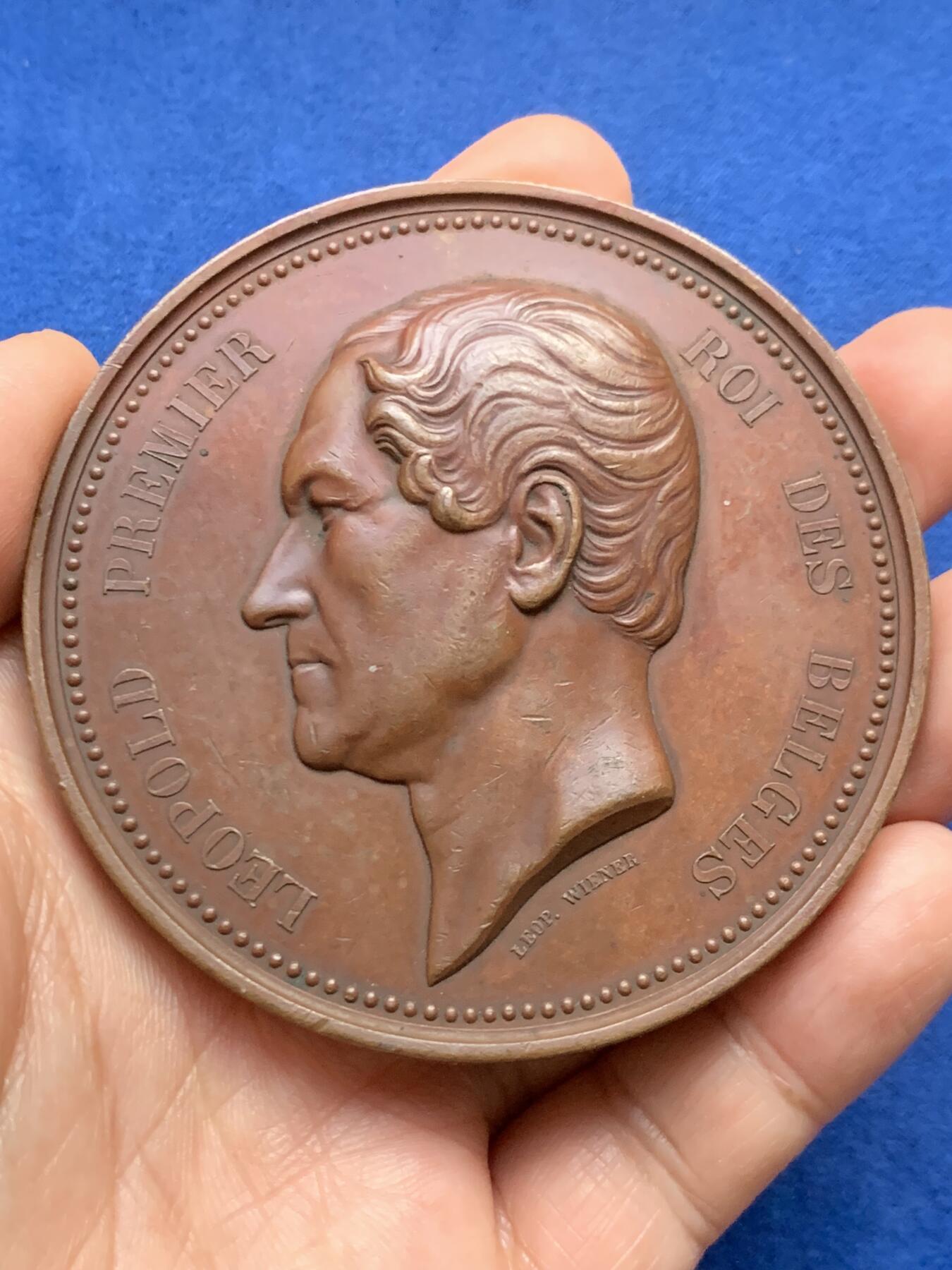 《竞宝斋》第447场 周日，周一，2场连拍 （全场包邮） 比利时1860年废除地方税纪念大铜章，这是一项重要的法律，旨在取消地方性的商品流通税，促进国内贸易自由化。正面利奥波德一世头像，184克，74.5mm。超大规格，手感厚实，自然原味，巧克力包浆，细节见图。