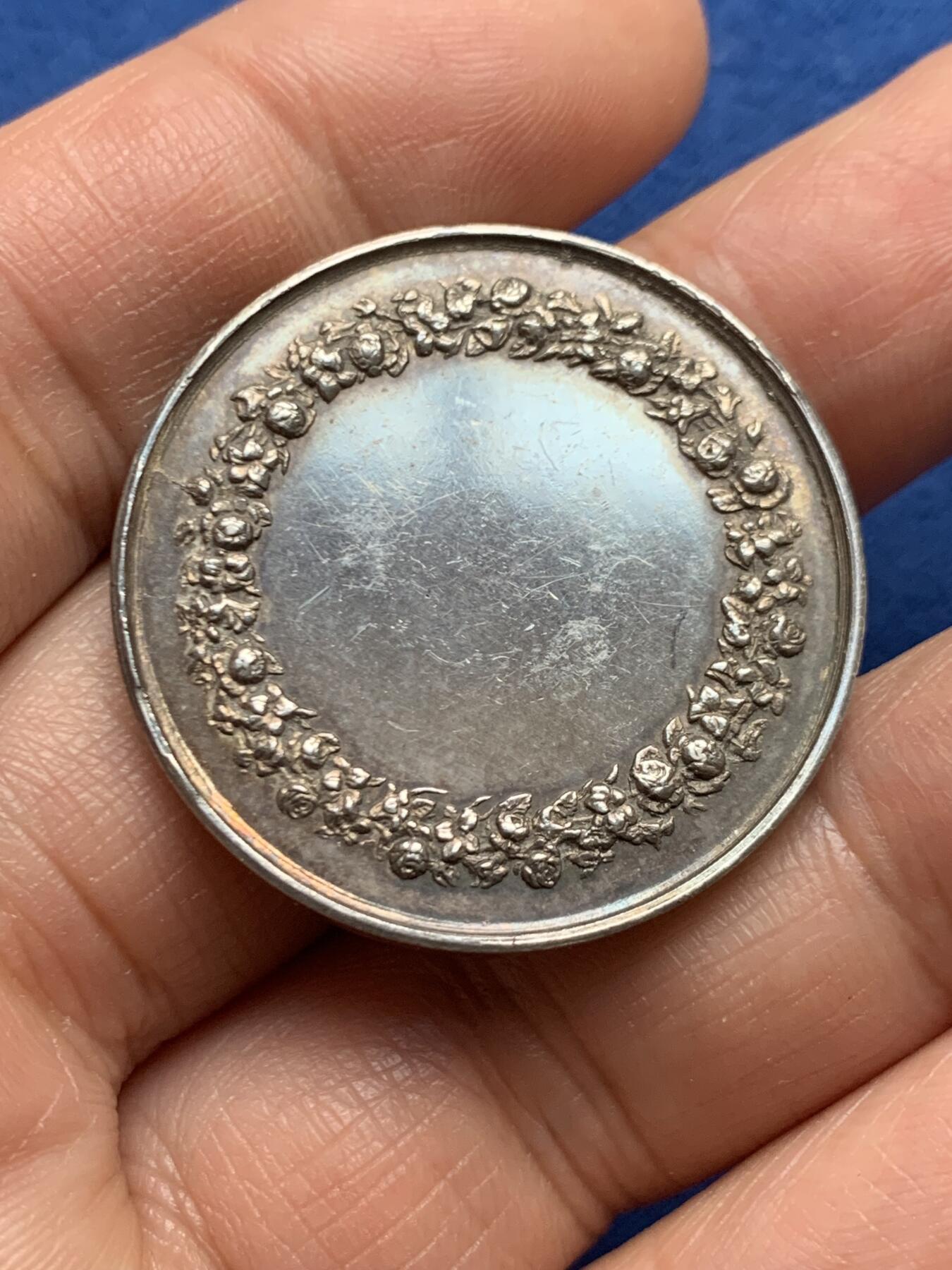 《竞宝斋》第447场 周日，周一，2场连拍 （全场包邮） 法国银质婚章 15.5克 33.3mm 蜜蜂银标边铭 背面无刻字