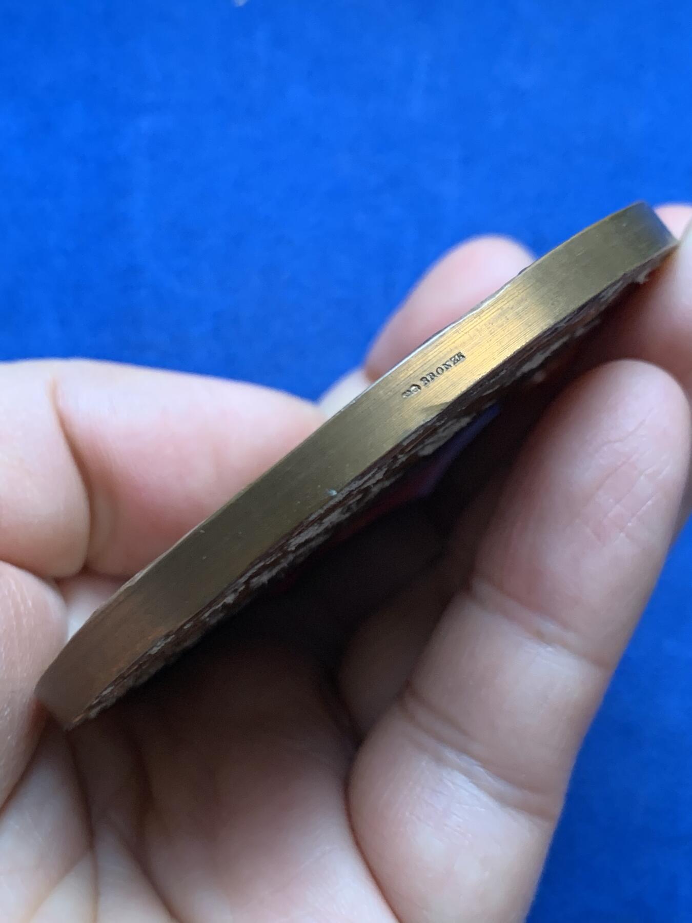 《竞宝斋》第447场 周日，周一，2场连拍 （全场包邮） 法国环保主题大铜章，直径72MM，193.4g ，丰饶角铜标，品相如图。背面有粘连痕迹