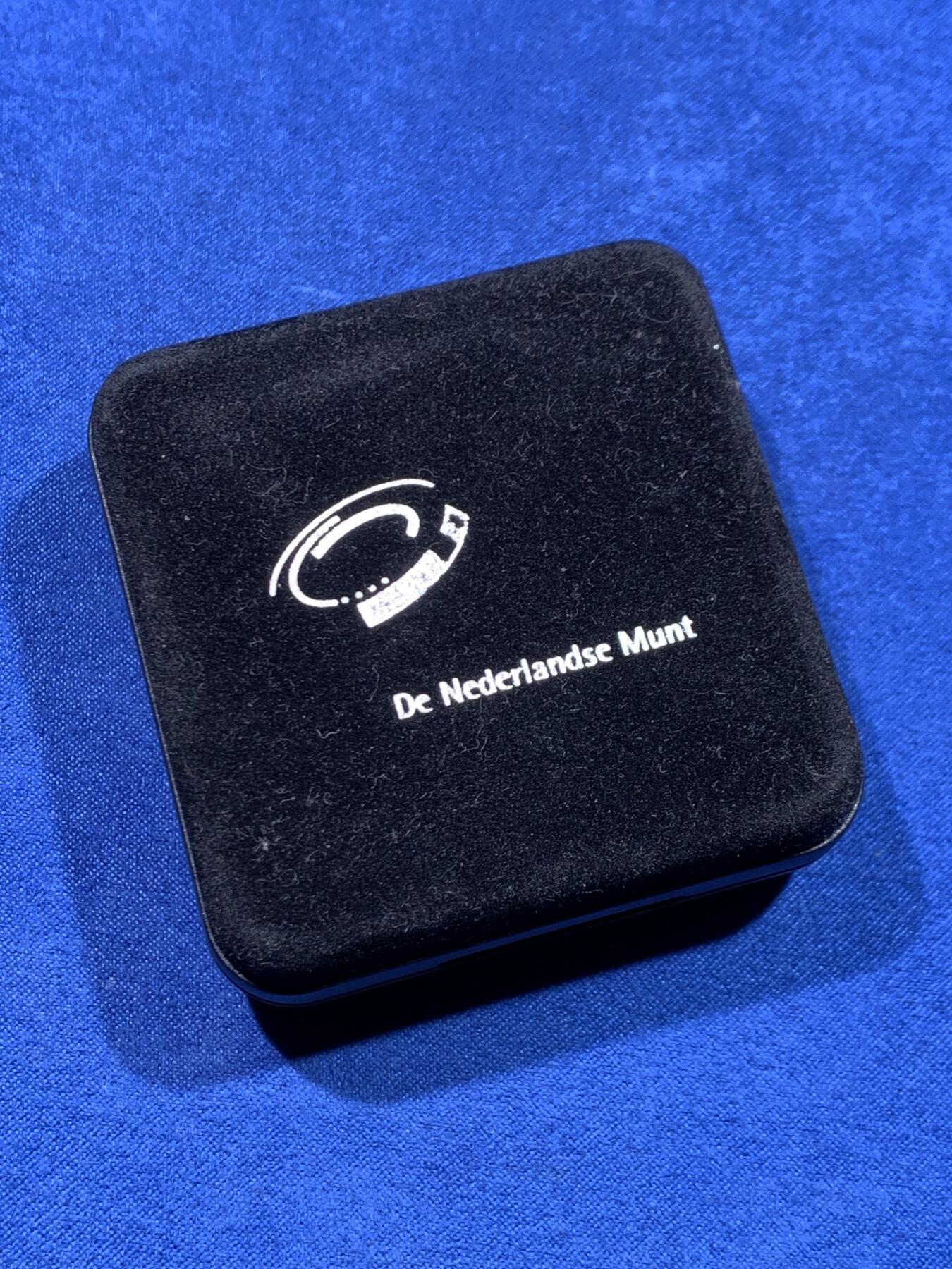 《竞宝斋》第447场 周日，周一，2场连拍 （全场包邮） 荷属安的列斯1997年25盾精制银币 25克925银 原盒