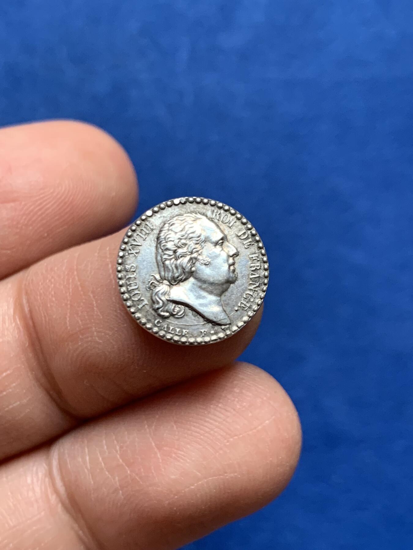 《竞宝斋》第447场 周日，周一，2场连拍 （全场包邮） 贝里公爵及公爵夫人婚礼纪念小银章 1.7克 14mm 正面路易十八头像 带边铭