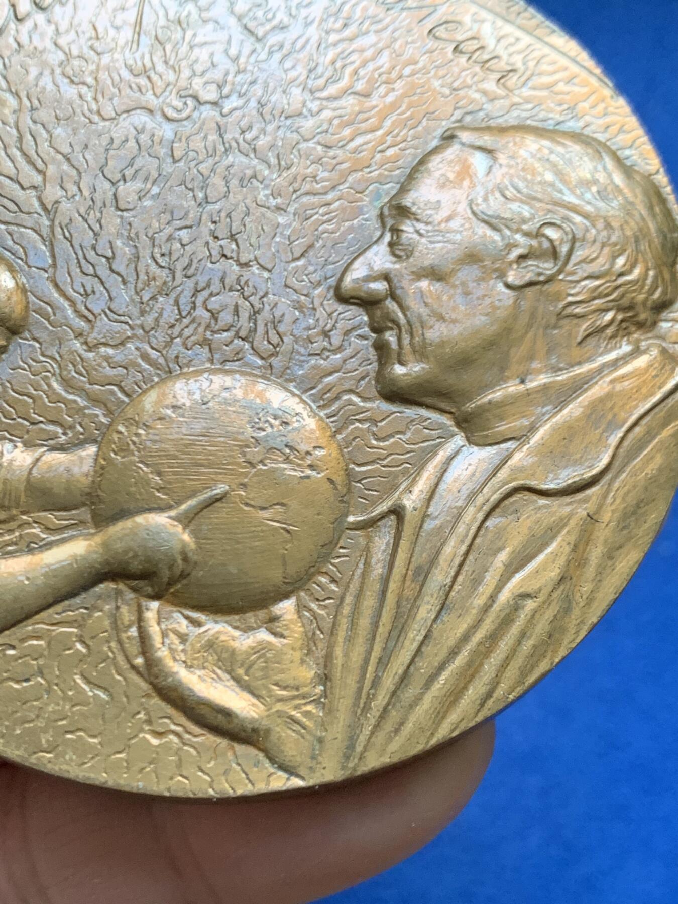 《竞宝斋》第447场 周日，周一，2场连拍 （全场包邮） 法国环保主题大铜章，直径72MM，193.4g ，丰饶角铜标，品相如图。背面有粘连痕迹