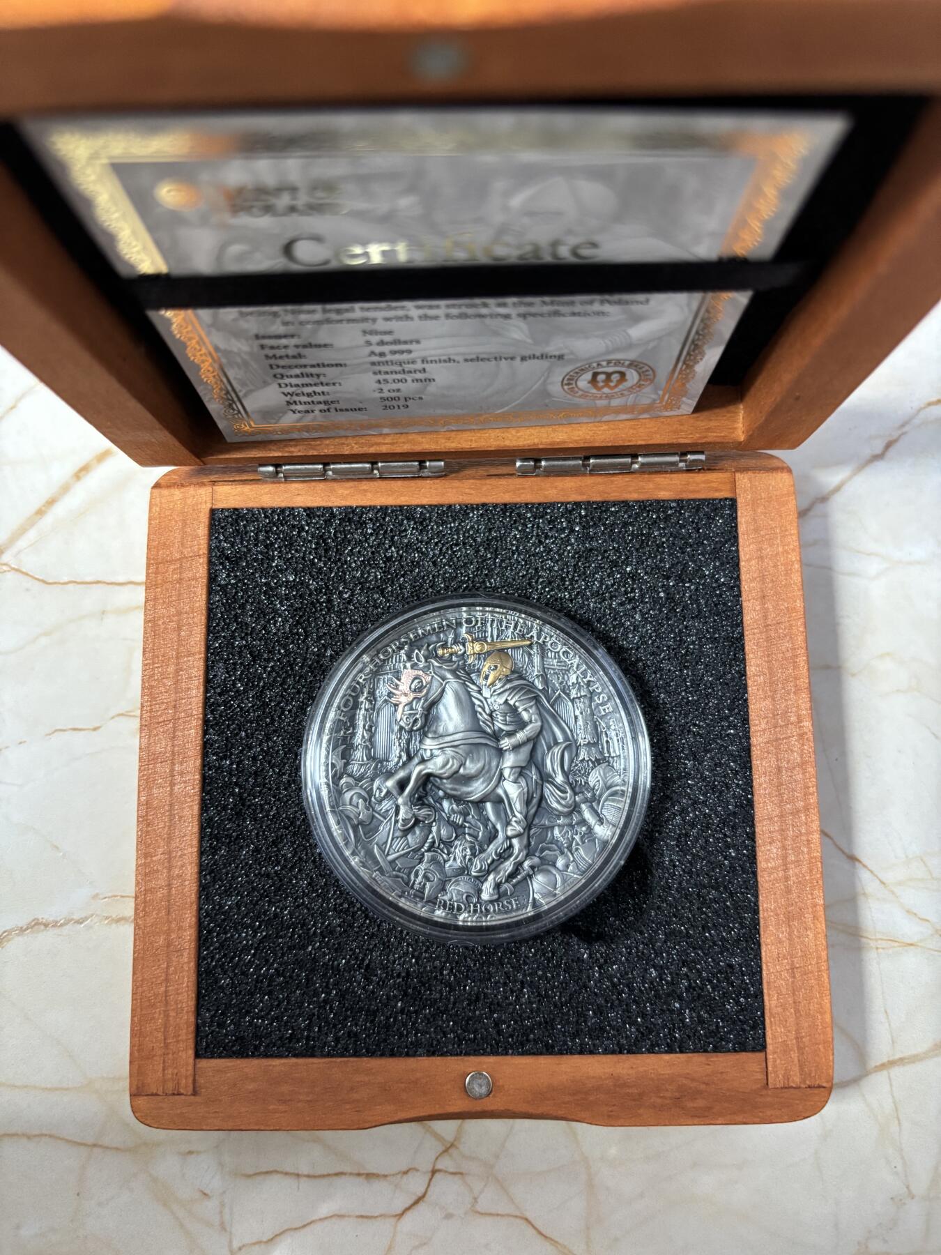 第186期拍卖 纽埃2019年天启四骑士系列红马骑士2盎司高浮雕渡金纪念银币，999银，发行量500枚