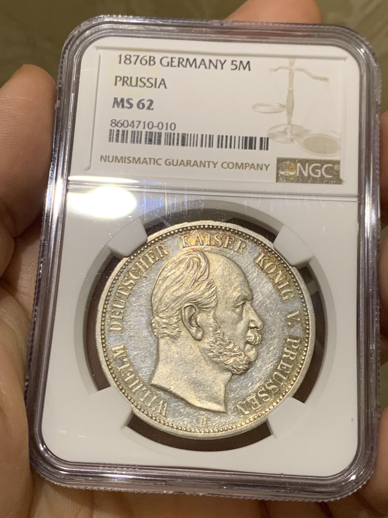 《竞宝斋》第447场 周日，周一，2场连拍 （全场包邮） NGC MS62  德国 1876年B版 普鲁士威廉一世短翅5马克  PL底板 加上淡金的包浆 更为难得