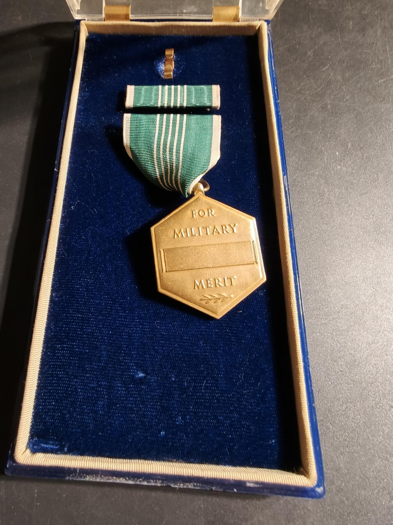 老王徽章第169期 美国陆军军事功绩奖章    原盒带略