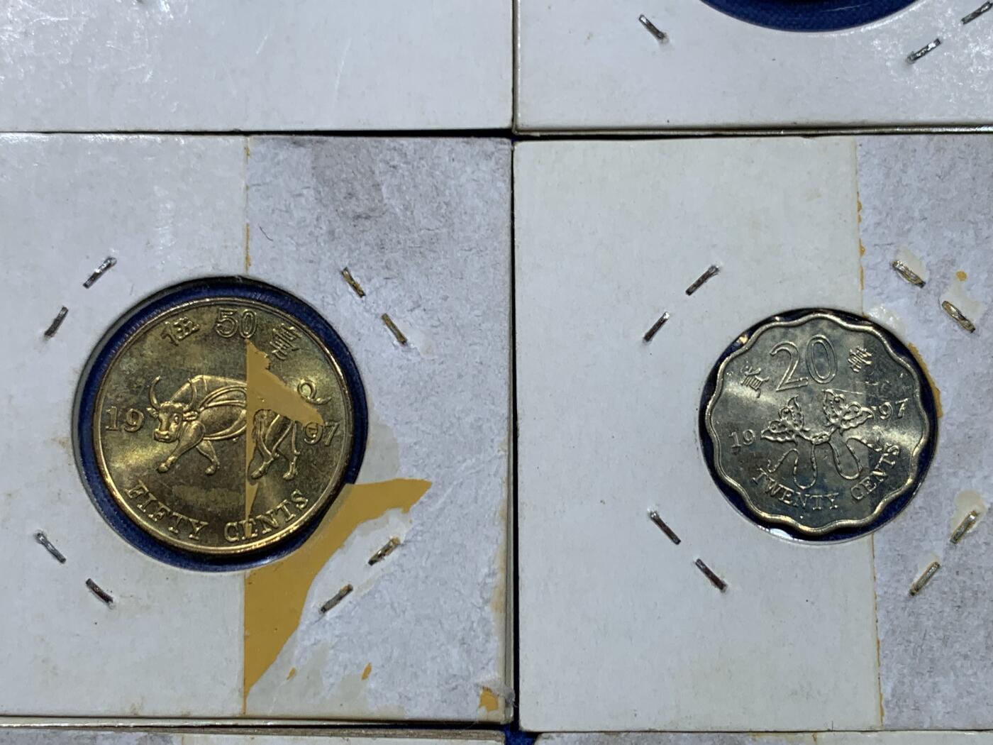 《竞宝斋》第447场 周日，周一，2场连拍 （全场包邮） 1997年香港特别行政区发行回归特种纪念币1套6枚，纸夹包装，品相不错，可以送评的状态。