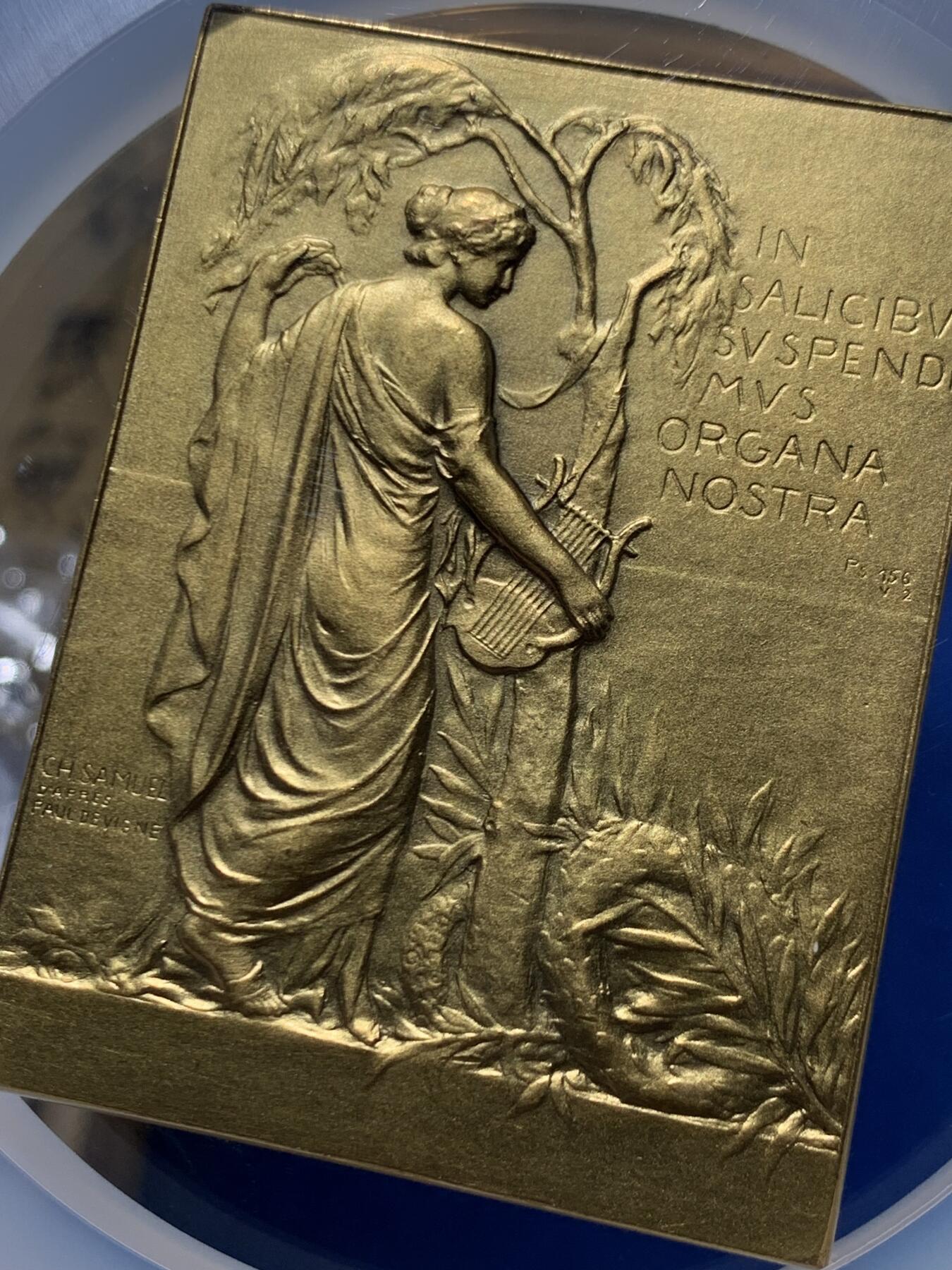 《竞宝斋》第447场 周日，周一，2场连拍 （全场包邮） NGC MS65  超高分 比利时 1908 新艺术镀金大铜章 音乐家奥古斯特·赫法尔特 加大加厚盒。大师SAMUEL作品，百年古董原版，此章发行量稀少，实物精美。加大加厚盒