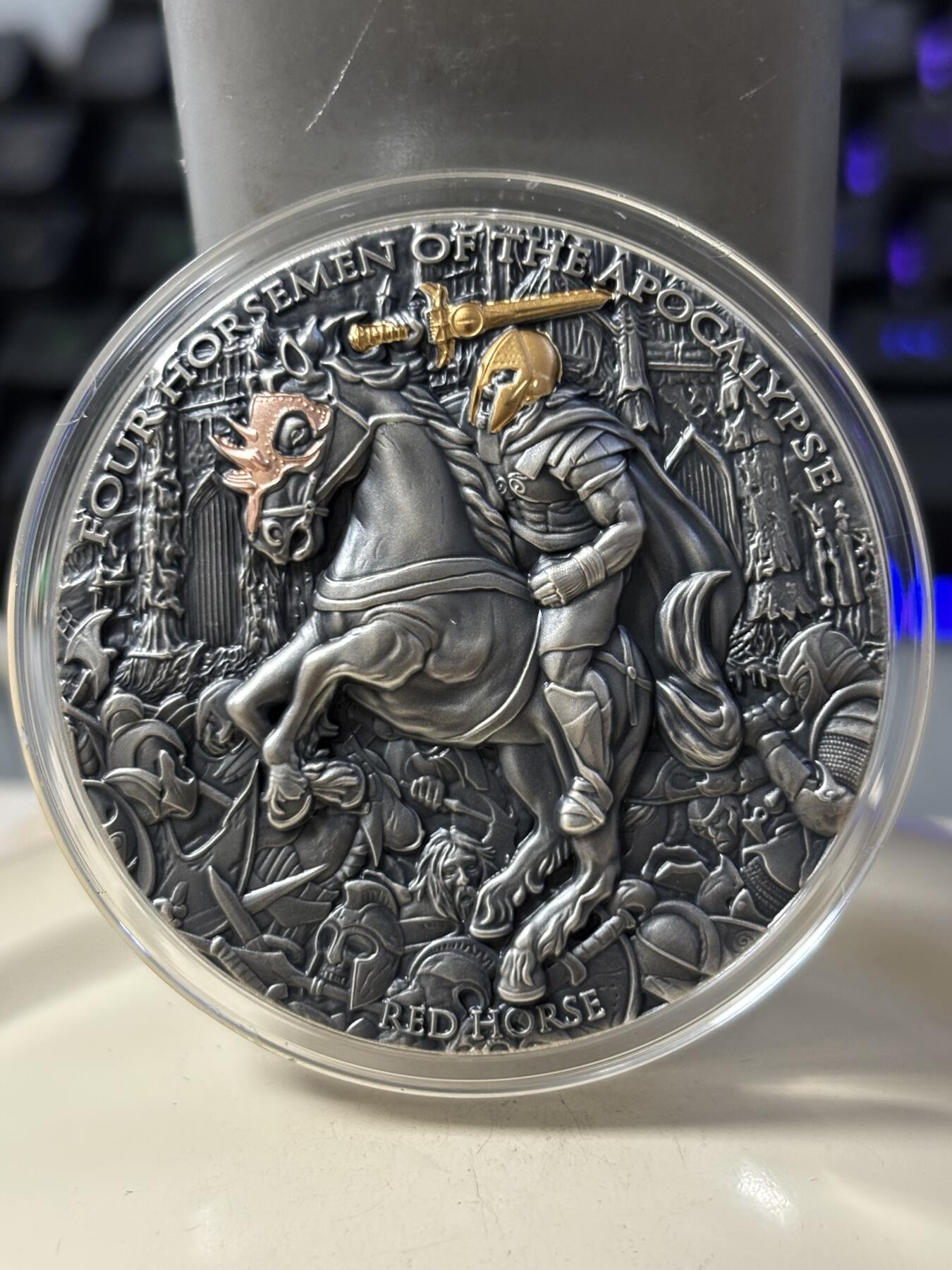 第186期拍卖 纽埃2019年天启四骑士系列红马骑士2盎司高浮雕渡金纪念银币，999银，发行量500枚