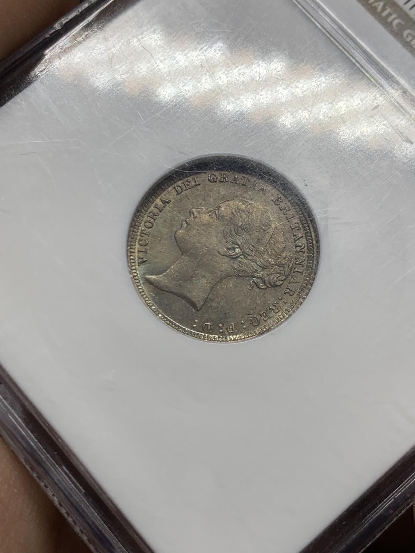 《竞宝斋》第447场 周日，周一，2场连拍 （全场包邮） NGC MS64 英国1884年维多利亚6便士银币，老白盒品质好，原味英伦包浆。