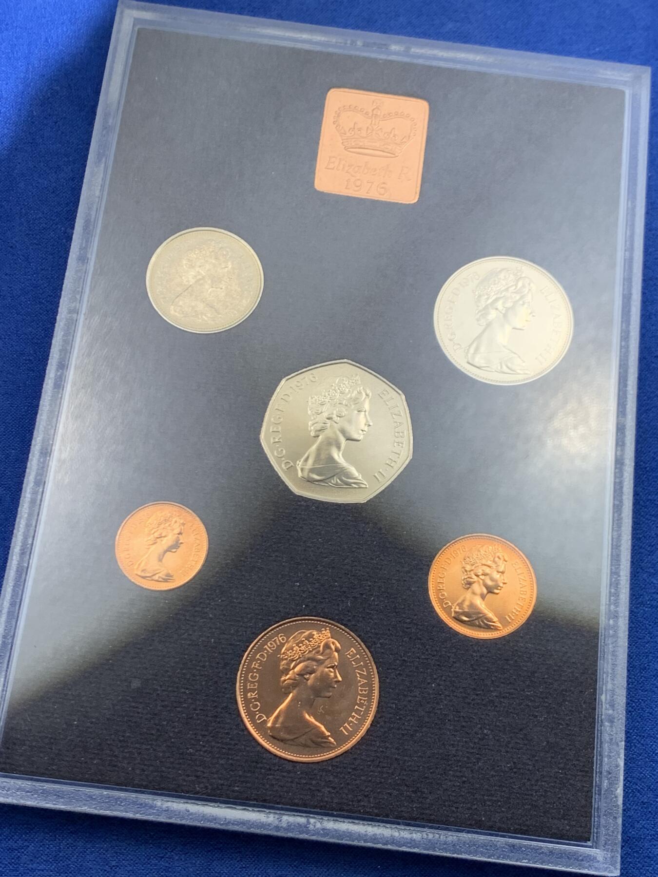 《竞宝斋》第447场 周日，周一，2场连拍 （全场包邮） 英国1976年 精制套币 6枚币和1枚章 状态很美 细节见图