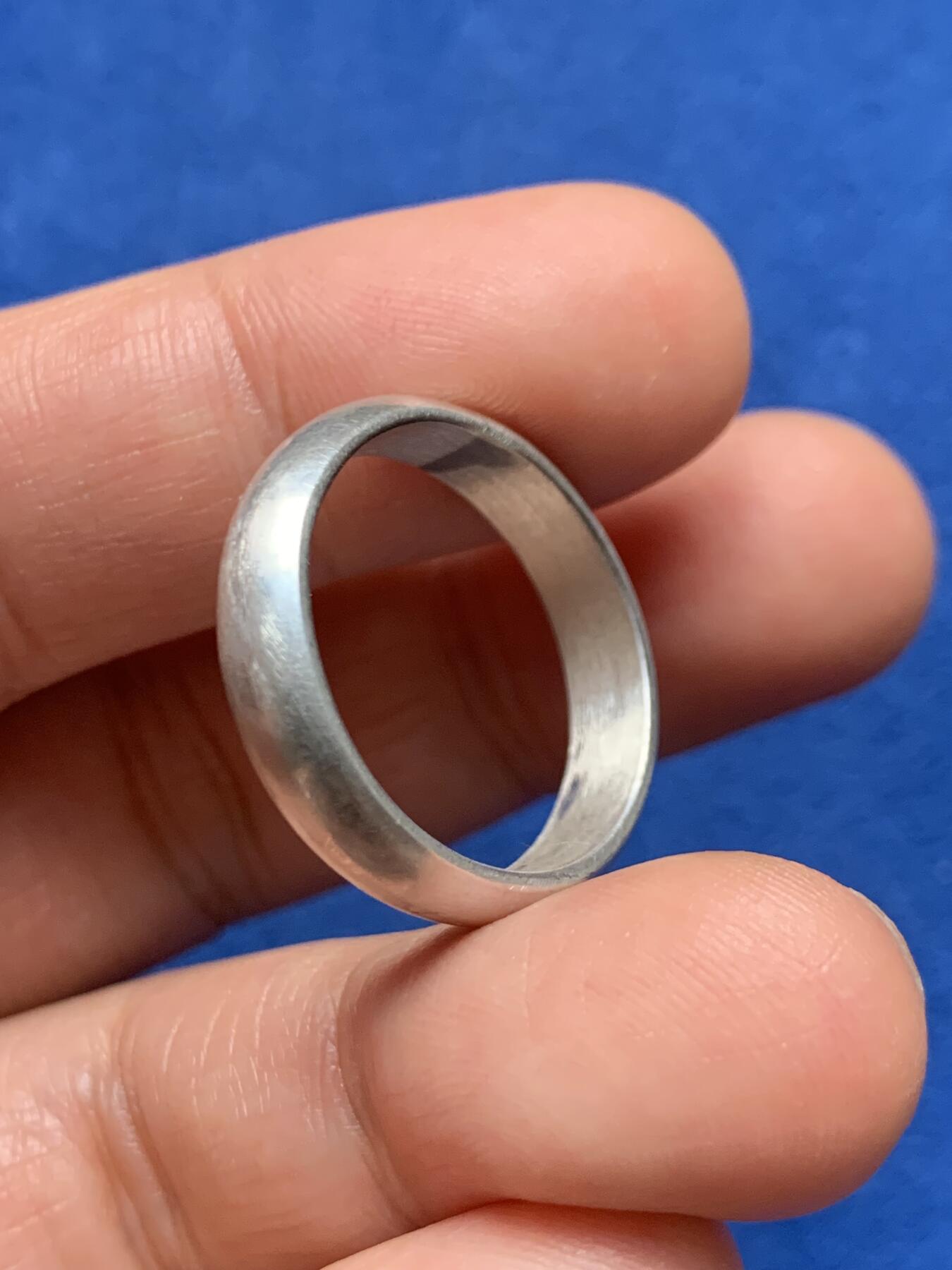 《竞宝斋》第447场 周日，周一，2场连拍 （全场包邮） 银质素戒一枚 重约7.05克 直径约25.1mm