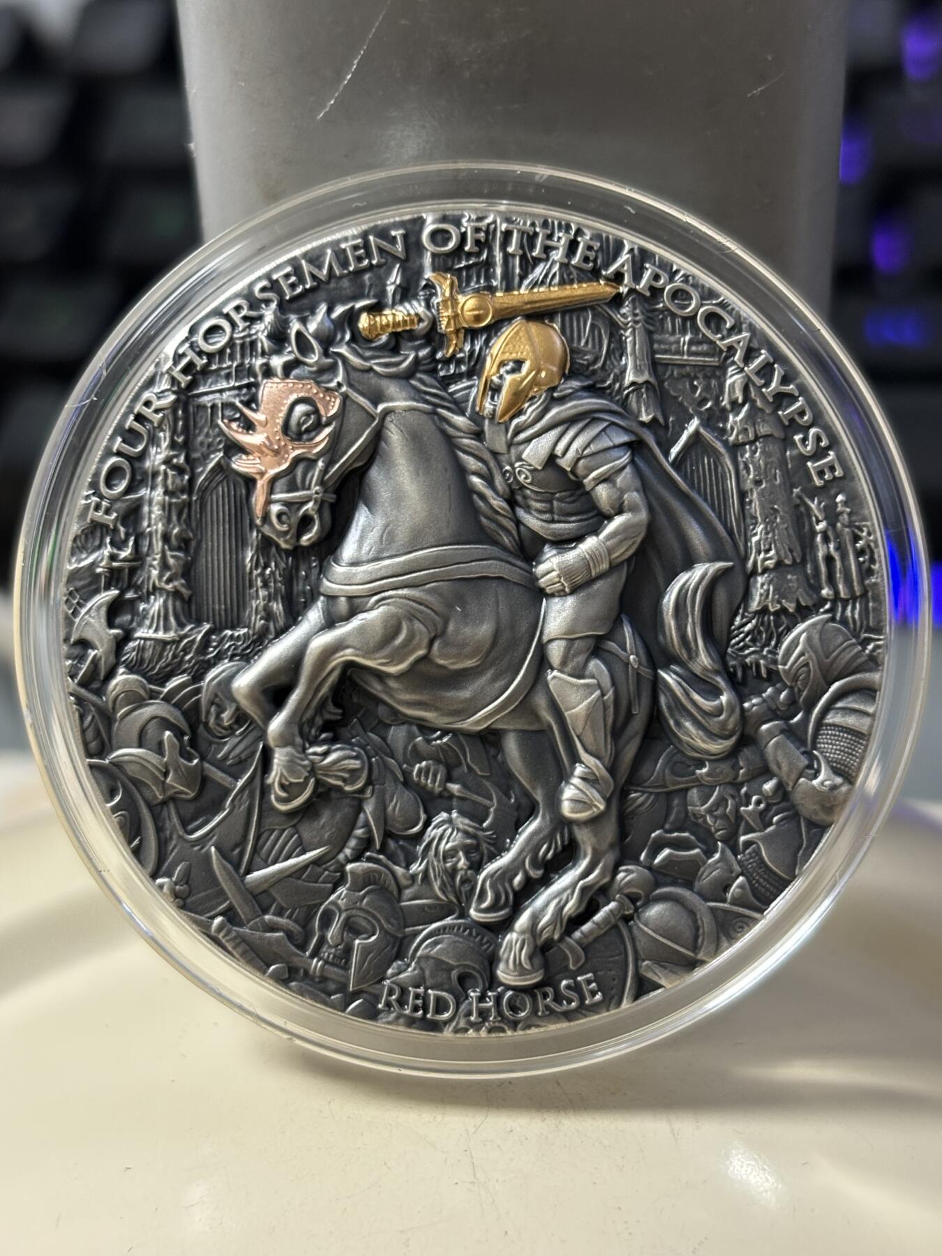 第186期拍卖 纽埃2019年天启四骑士系列红马骑士2盎司高浮雕渡金纪念银币，999银，发行量500枚