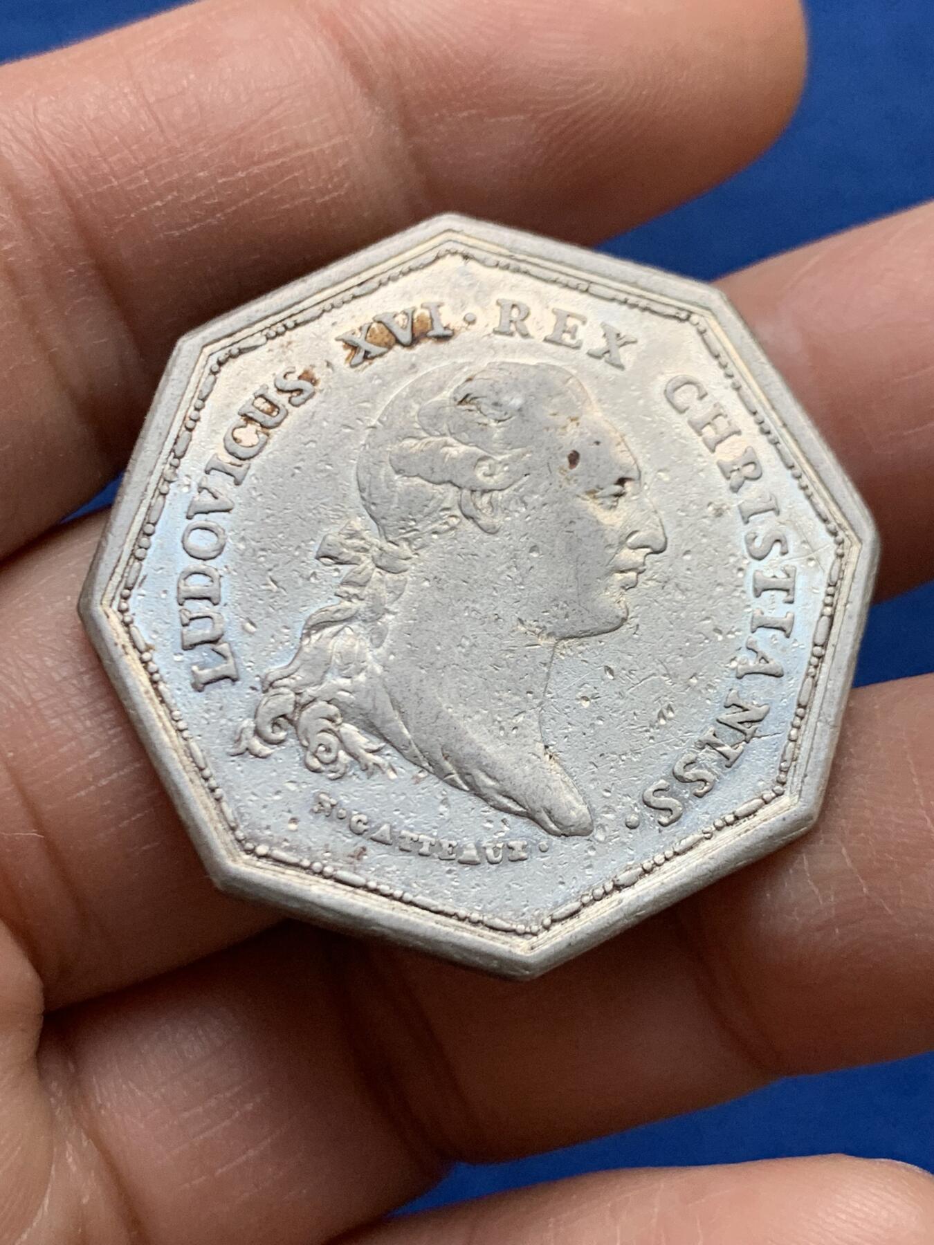 《竞宝斋》第447场 周日，周一，2场连拍 （全场包邮） 法国1775年路易十六马赛港口景观八角银章，原铸无边铭，早期八角少见，33.3mm，16.85克