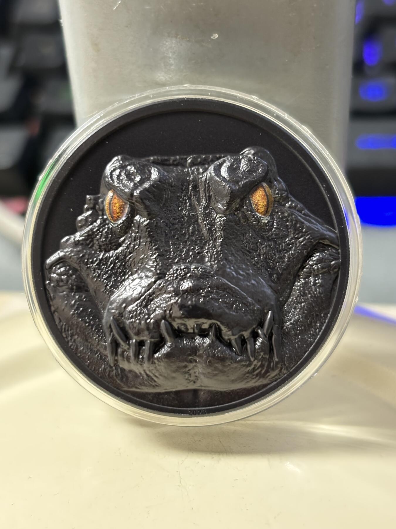 第186期拍卖 帕劳2023年夜间猎人系列凯门鳄曜石黑2盎司彩银币，9999银，发行量888枚