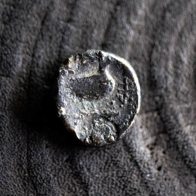 【良泉】【元旦直播场】1月1日晚19.30点开拍！208组西方古代钱币、日本朝鲜花钱 - 【藏家出品A】古希腊 罕见打戳铜币，一面为仙女，一面为一只鹅，鹅面打戳，公元前3-2世纪，2.25克