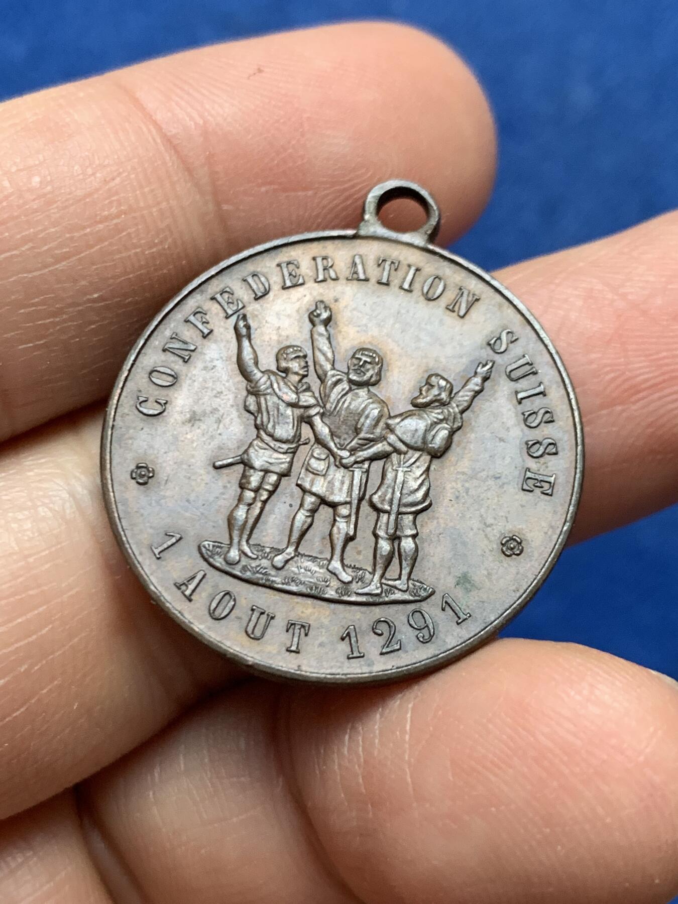 《竞宝斋》第447场 周日，周一，2场连拍 （全场包邮） 瑞士联邦成立600周年纪念章，三位人物形象象征瑞士早期的三个州(乌里、施维茨和下瓦尔登)在1291年结成联盟，共同抵抗外敌，奠定了瑞士联邦的基础。8克 27.1mm