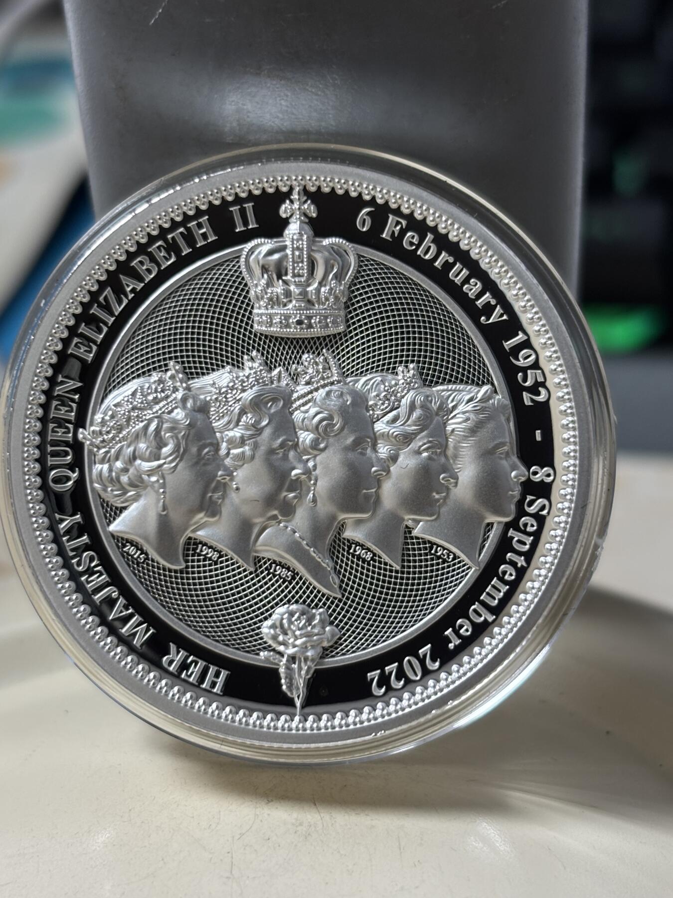 第186期拍卖 纽埃2022年怀念伊丽莎白女王2盎司加厚高浮雕银币原盒证书，发行量700枚，999银