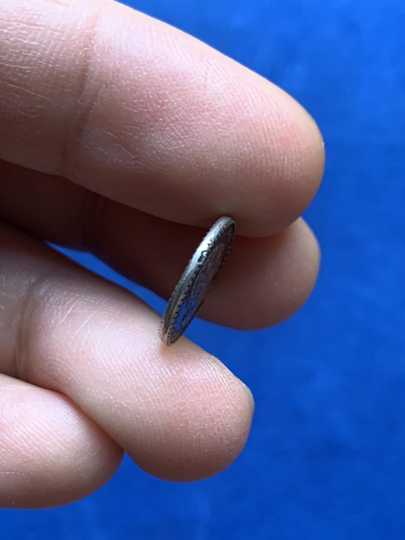 《竞宝斋》第447场 周日，周一，2场连拍 （全场包邮） 贝里公爵及公爵夫人婚礼纪念小银章 1.7克 14mm 正面路易十八头像 带边铭