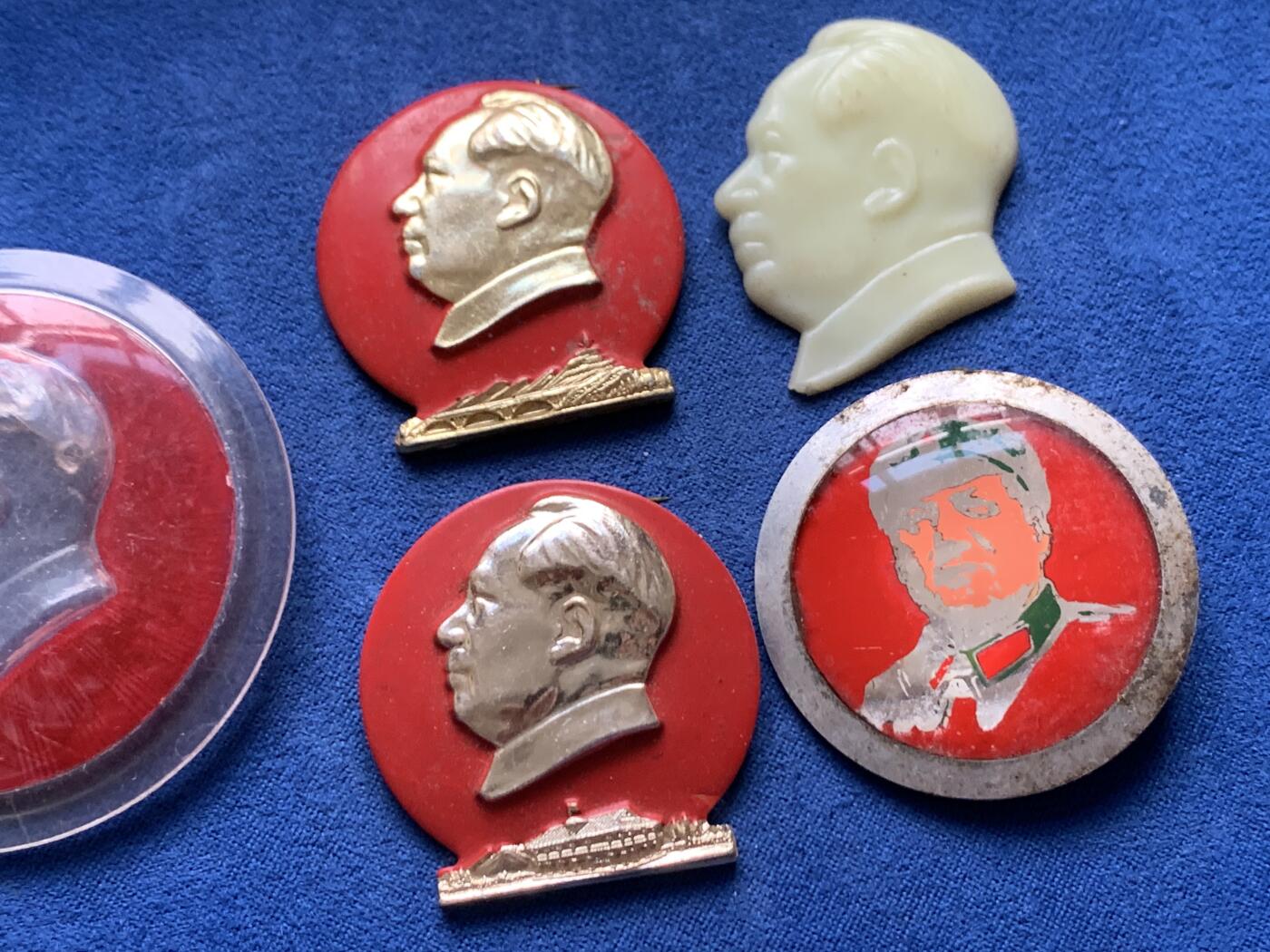 《竞宝斋》第447场 周日，周一，2场连拍 （全场包邮） 五枚一组 毛主席胸章 细节见图