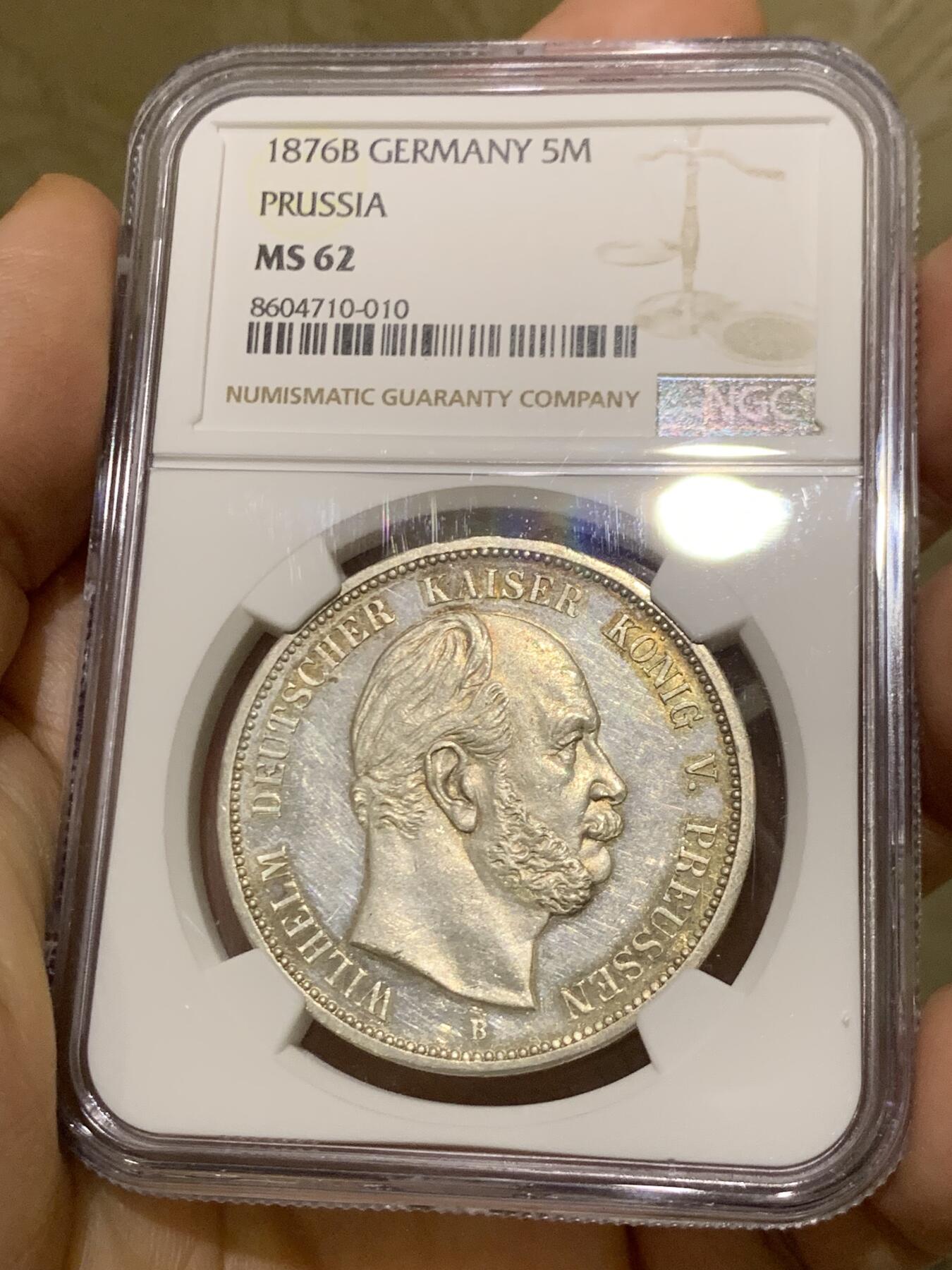 《竞宝斋》第447场 周日，周一，2场连拍 （全场包邮） NGC MS62  德国 1876年B版 普鲁士威廉一世短翅5马克  PL底板 加上淡金的包浆 更为难得