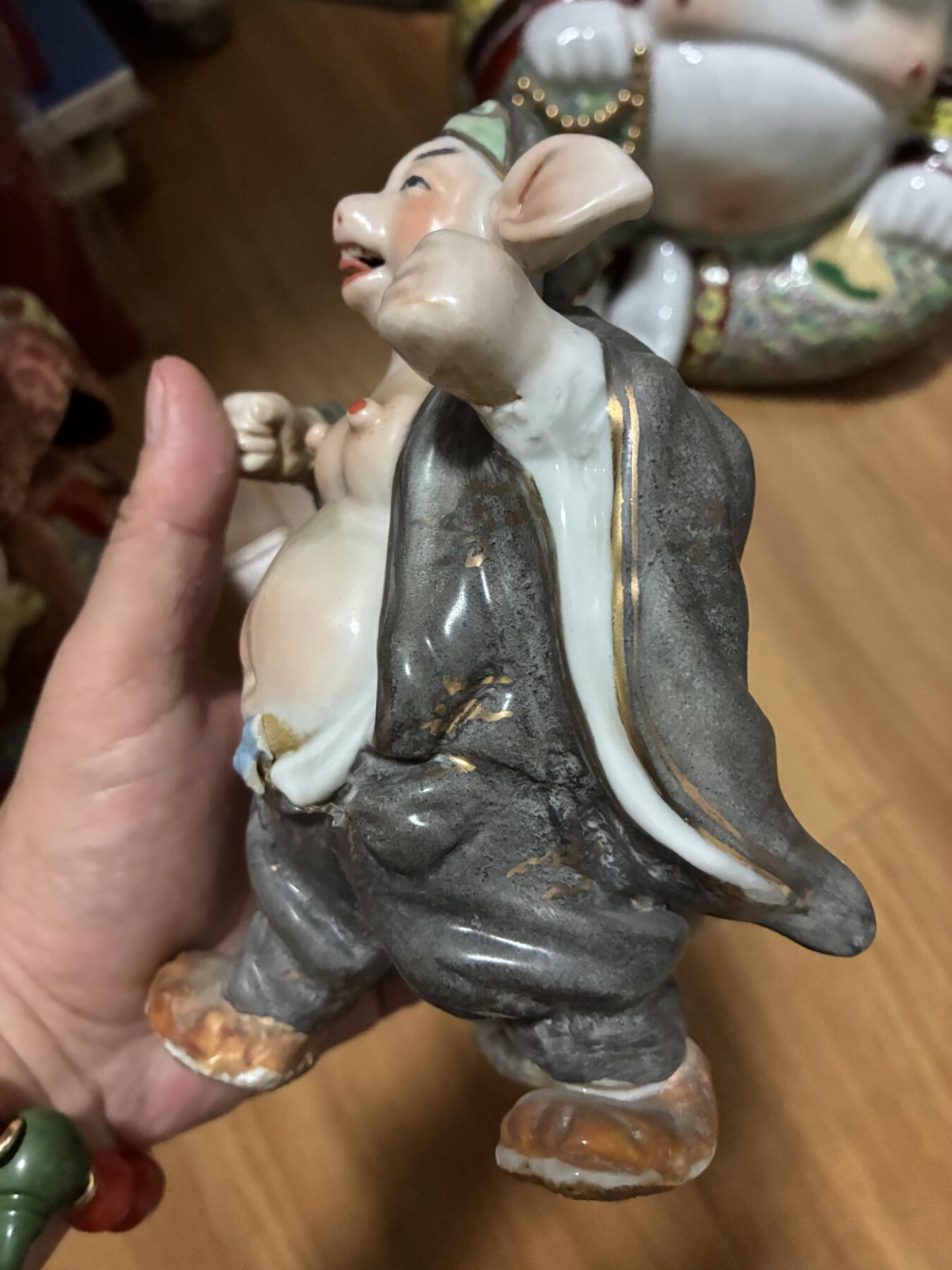 567景德镇猪八戒彩瓷像摆件腰带处有伤