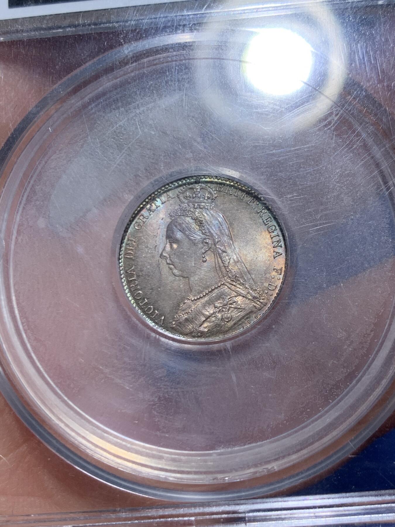 《竞宝斋》第447场 周日，周一，2场连拍 （全场包邮） CGS评级85分（换算N/P盒 约MS64-MS65） 英国 1887年 高冠六便士 英国本土 双面五彩转光