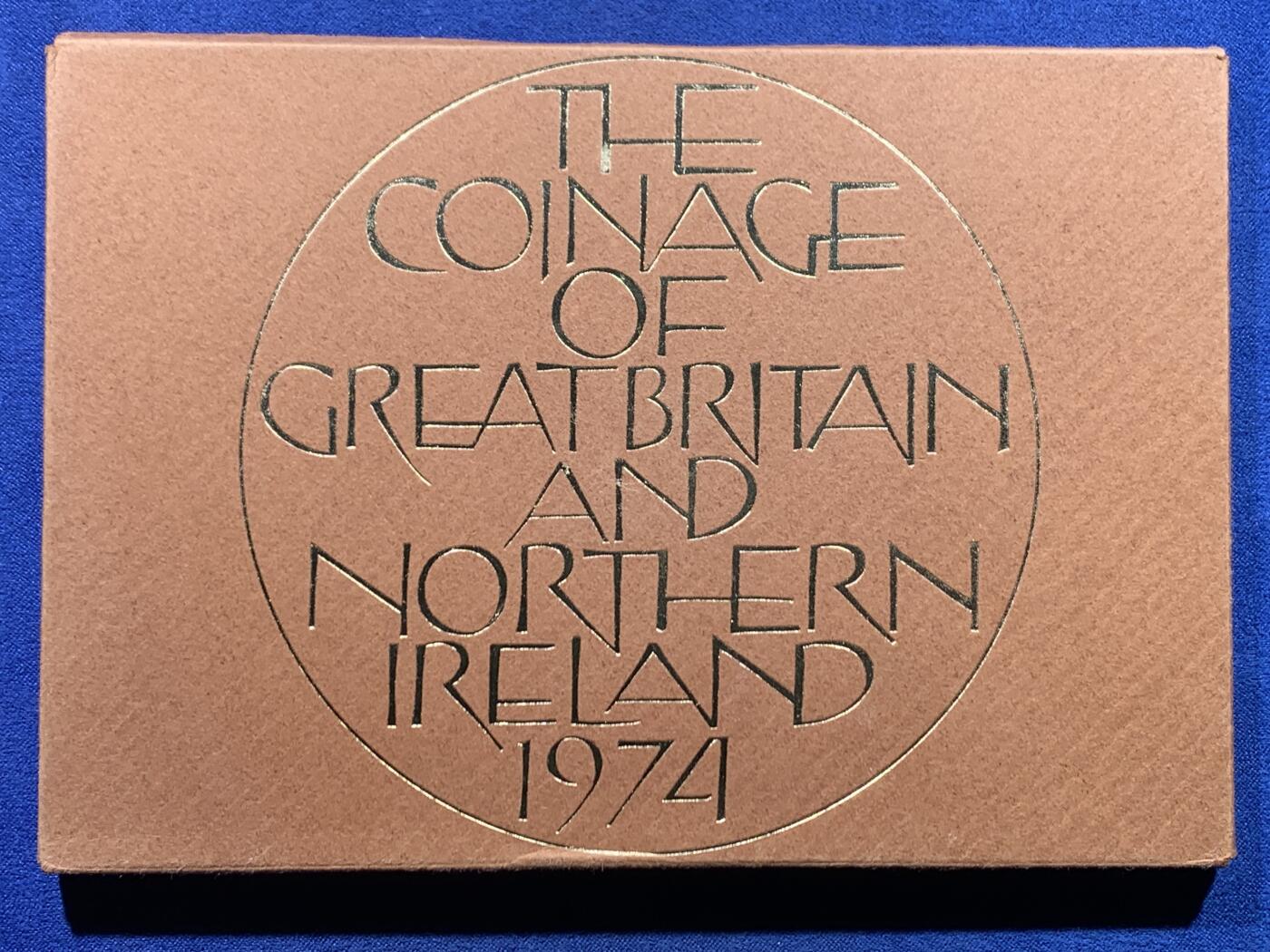 《竞宝斋》第447场 周日，周一，2场连拍 （全场包邮） 英国1974年 精制套币 6枚币和1枚章 保存得很好 细节见图