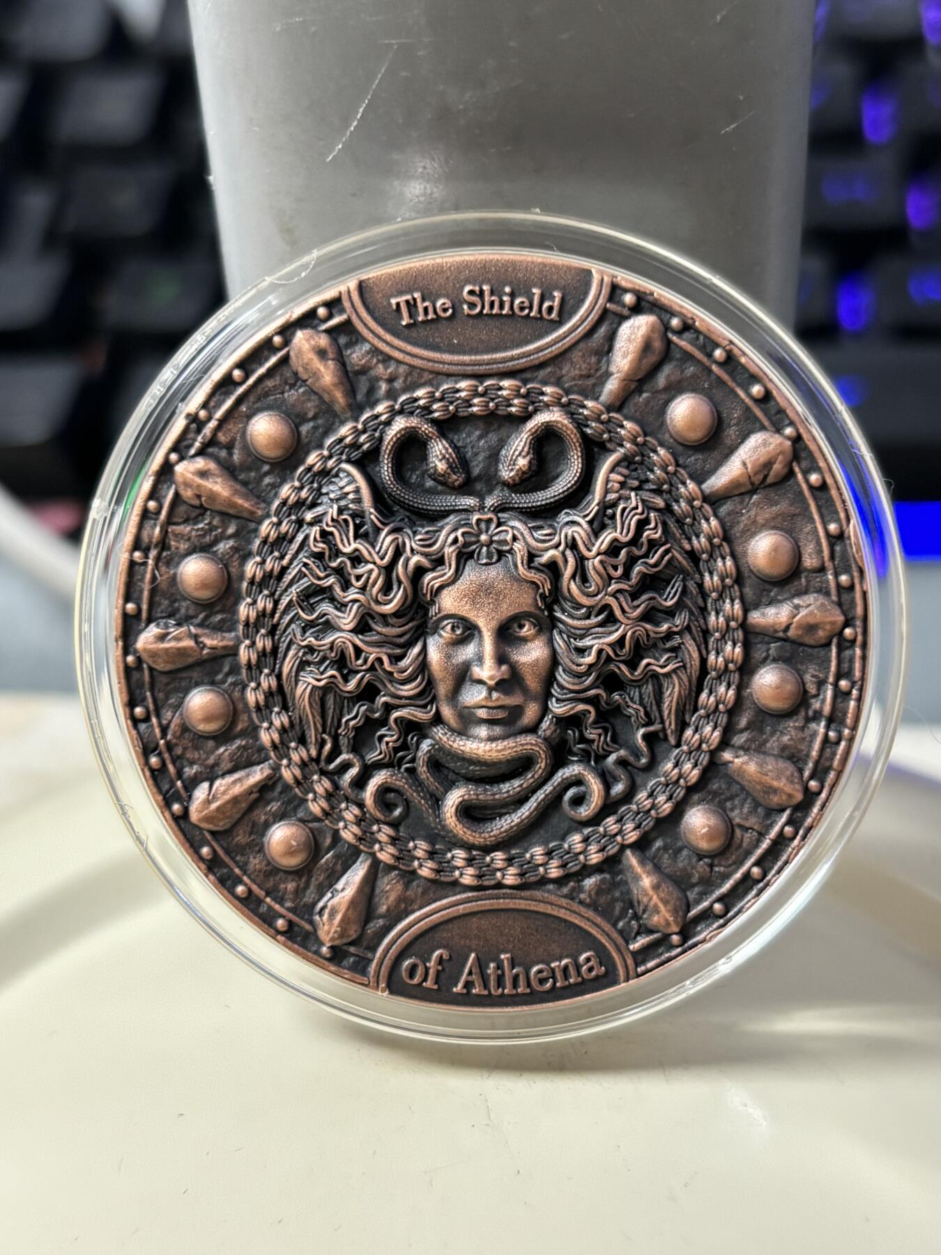 第186期拍卖 纽埃2022年战神之盾系列(1)–雅典娜神盾–美杜莎之盾超高精浮雕镀铜仿古纪念银币.2盎司,999银镀铜，发行500枚