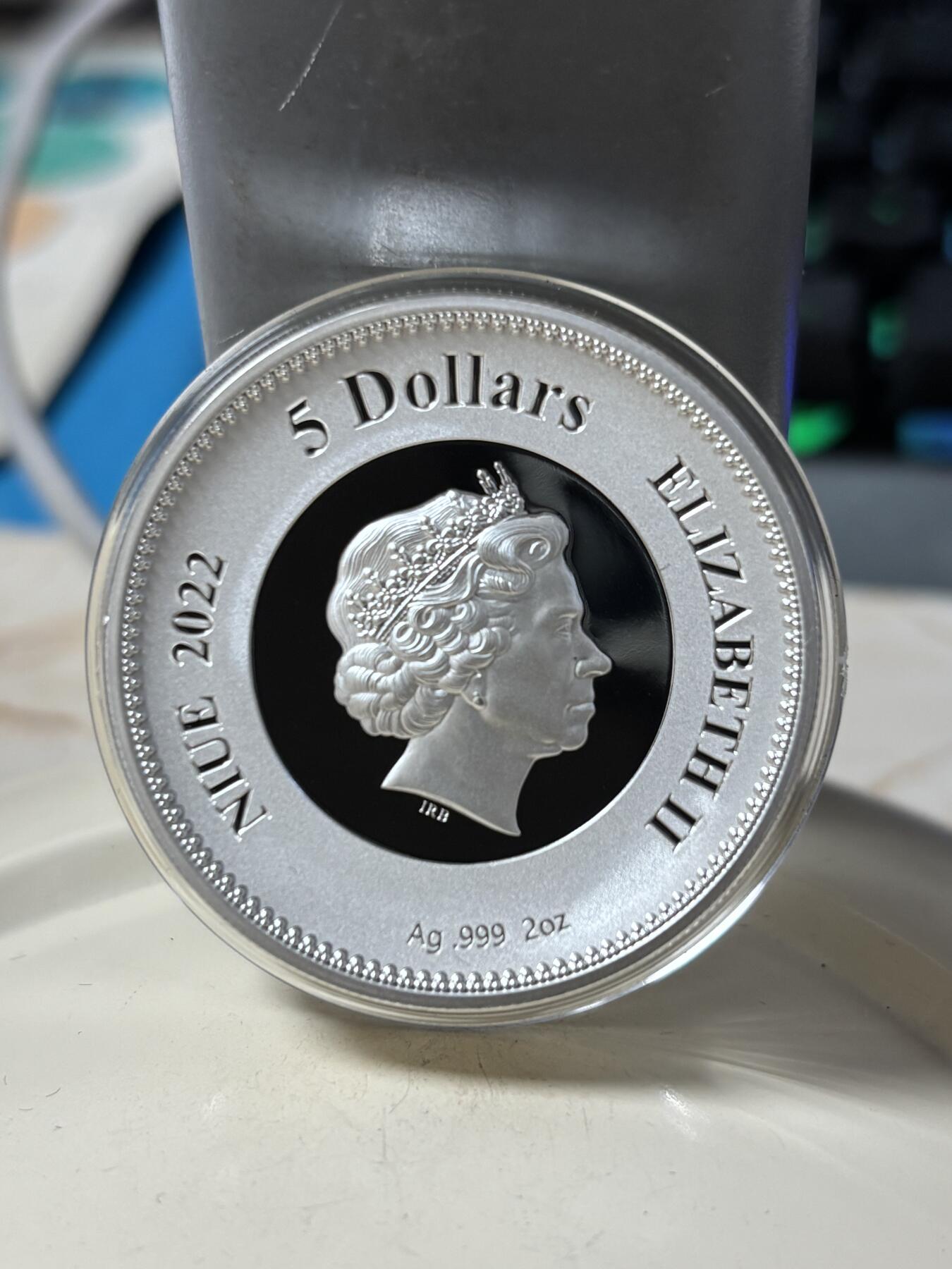 第186期拍卖 纽埃2022年怀念伊丽莎白女王2盎司加厚高浮雕银币原盒证书，发行量700枚，999银