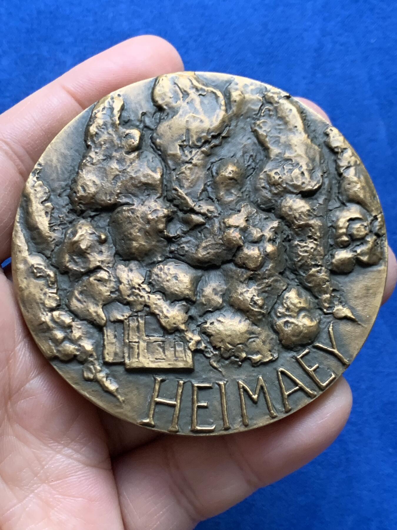 《竞宝斋》第447场 周日，周一，2场连拍 （全场包邮） 冰岛 1973年 纪念铜章 韦斯特曼纳半岛火山喷发纪念 244.2g 69.8mm 边铭刻字 细节见图