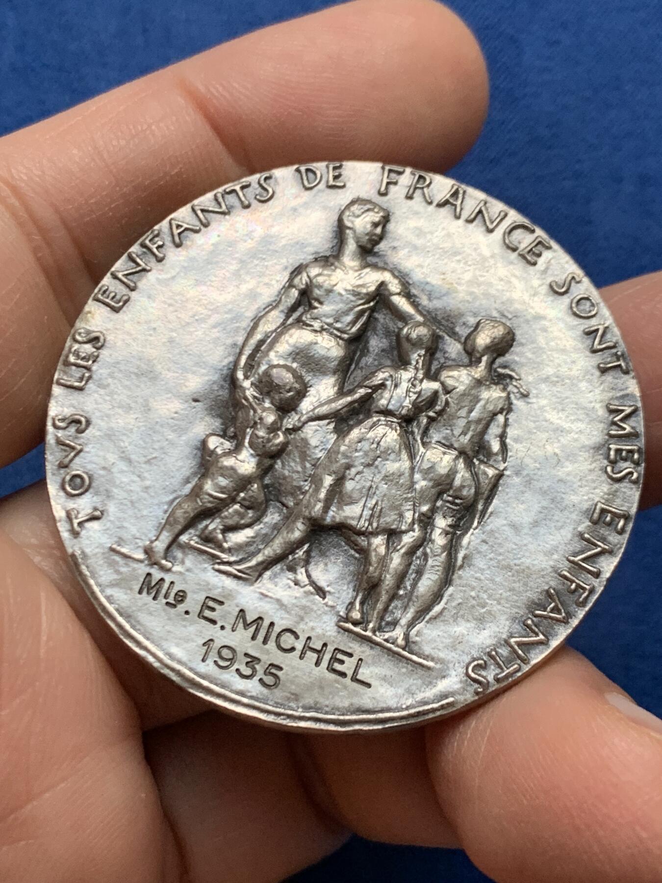 《竞宝斋》第447场 周日，周一，2场连拍 （全场包邮） 法国 玛丽安娜教育银章 43克 44.6mm 丰饶角1银标 少见磨砂雕塑工艺 超高浮雕 背面三个儿童环绕在教师形象玛丽安娜身旁 带原盒