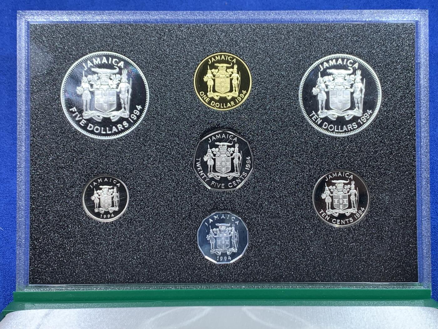 《竞宝斋》第447场 周日，周一，2场连拍 （全场包邮） 牙买加1994年 精制套币 英国皇家造币厂出品 包含10元精制纪念币（20g 34mm 50%银） 5元精制币（18.56g 36mm 50%银） 盒证齐全，品相好，盒装，发行仅500套，细节见图。