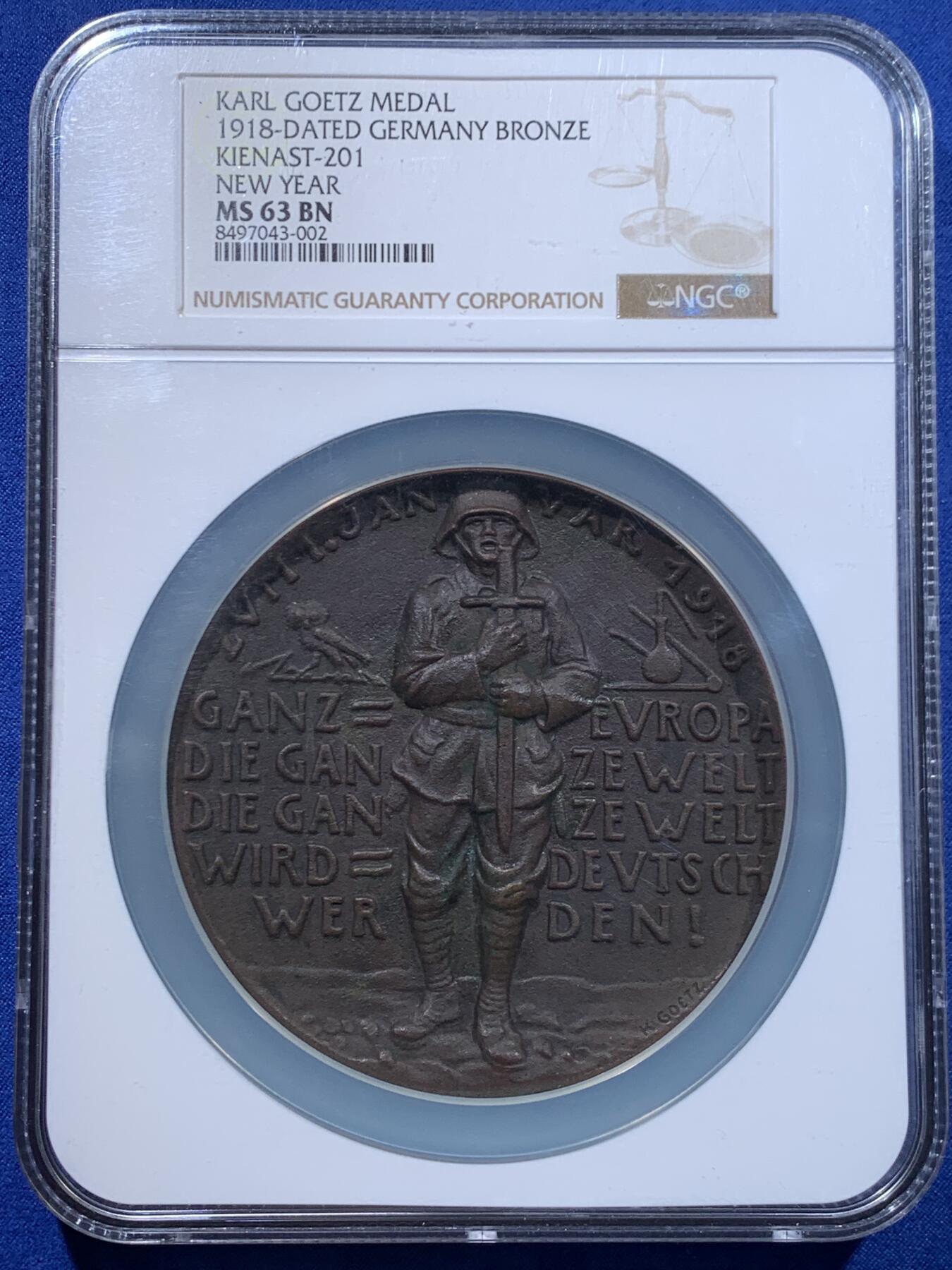 《竞宝斋》第447场 周日，周一，2场连拍 （全场包邮） NGC MS63 德国1918年庆祝元旦新年纪念大铜章 卡尔哥茨名家作品 此时距一战开战已第三个年头，背面书：整个欧洲，整个世界，整个世界都将成为德国！第二年德国战败投降在法国凡尔赛的一节火车车厢内签订著名的《凡尔赛合约》。加大加厚盒
