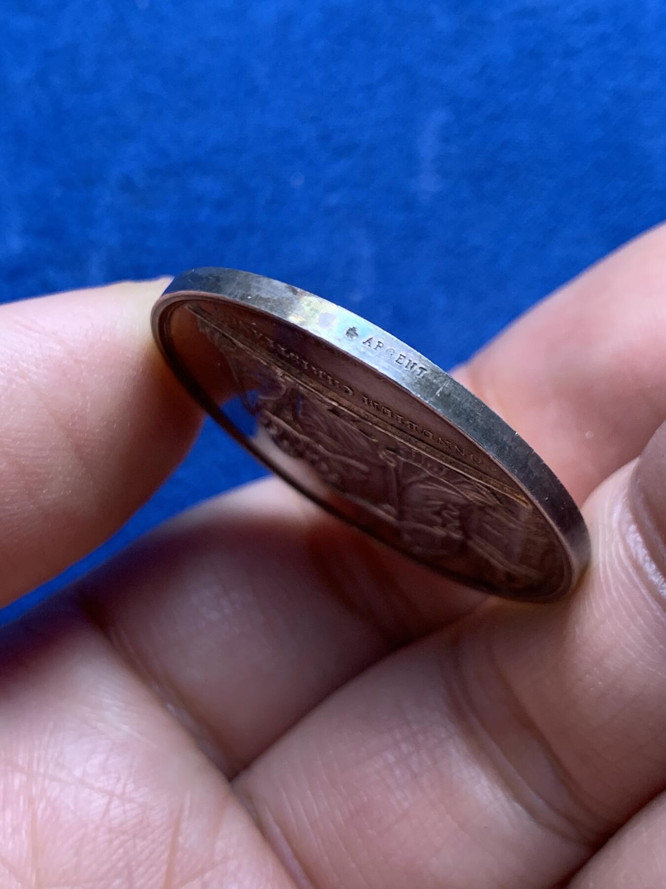 《竞宝斋》第447场 周日，周一，2场连拍 （全场包邮） 法国银质婚章 15.5克 33.3mm 蜜蜂银标边铭 背面无刻字