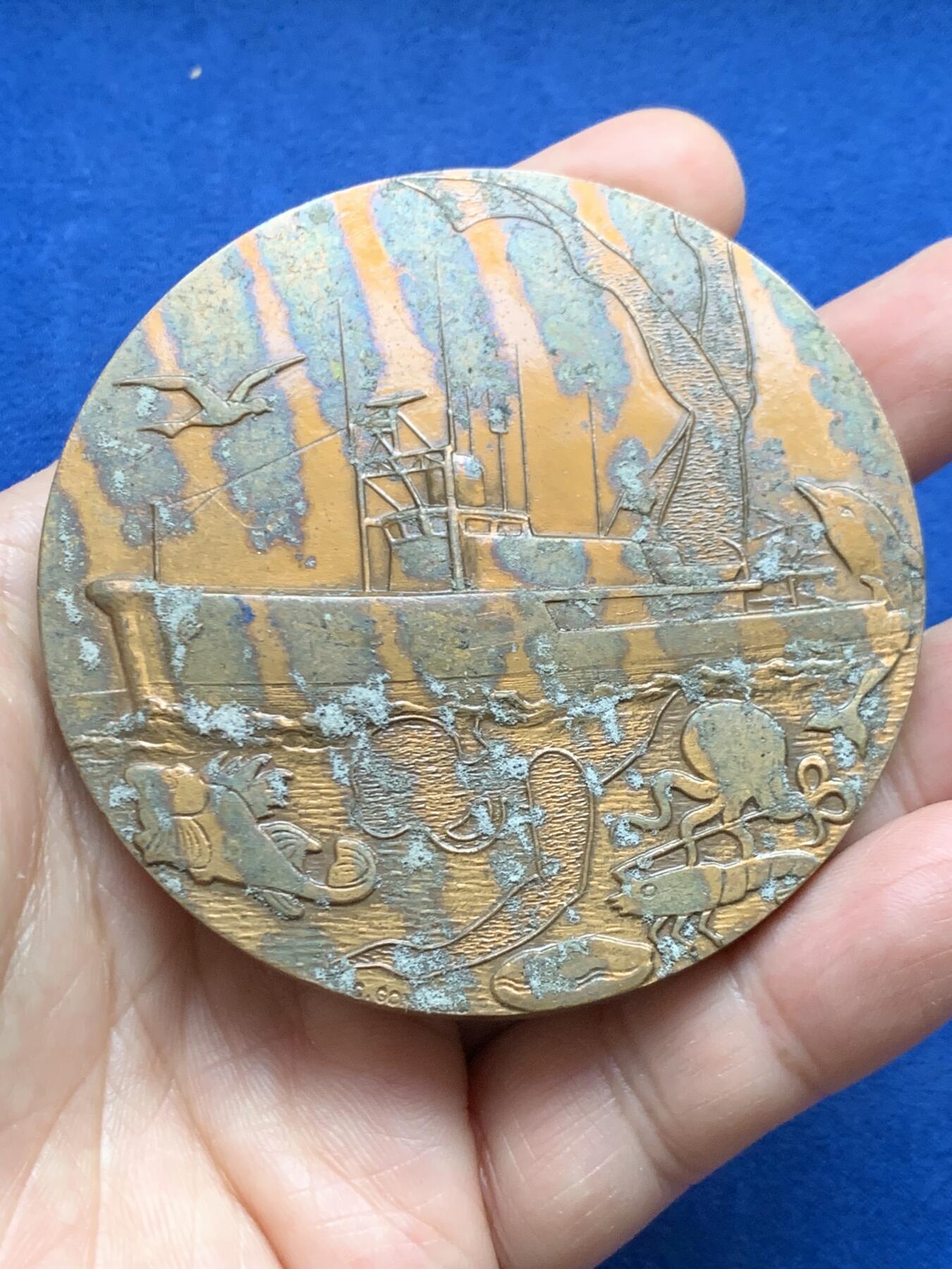 《竞宝斋》第447场 周日，周一，2场连拍 （全场包邮） 法国环保主题大铜章，直径72MM，193.4g ，丰饶角铜标，品相如图。背面有粘连痕迹