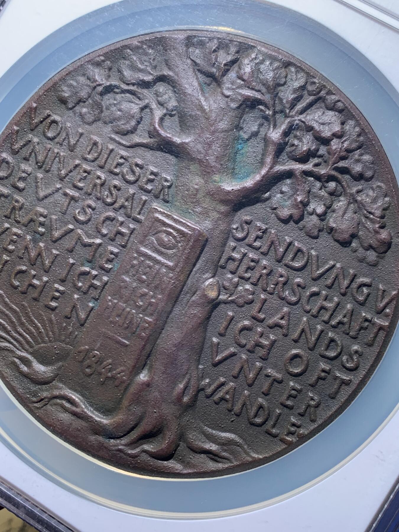 《竞宝斋》第447场 周日，周一，2场连拍 （全场包邮） NGC MS63 德国1918年庆祝元旦新年纪念大铜章 卡尔哥茨名家作品 此时距一战开战已第三个年头，背面书：整个欧洲，整个世界，整个世界都将成为德国！第二年德国战败投降在法国凡尔赛的一节火车车厢内签订著名的《凡尔赛合约》。加大加厚盒