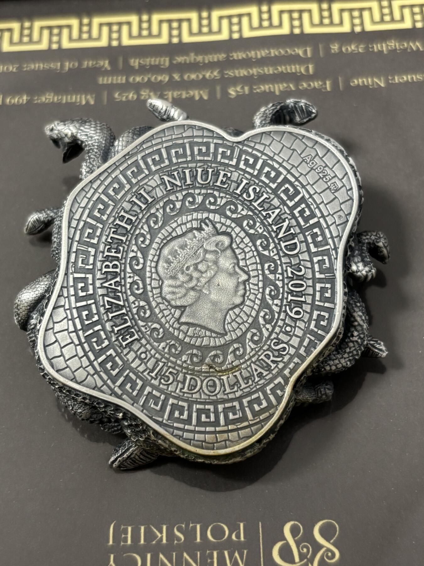 第186期拍卖 纽埃2019年蛇发女妖美杜莎250克异形高浮雕银币，999银，发行499枚