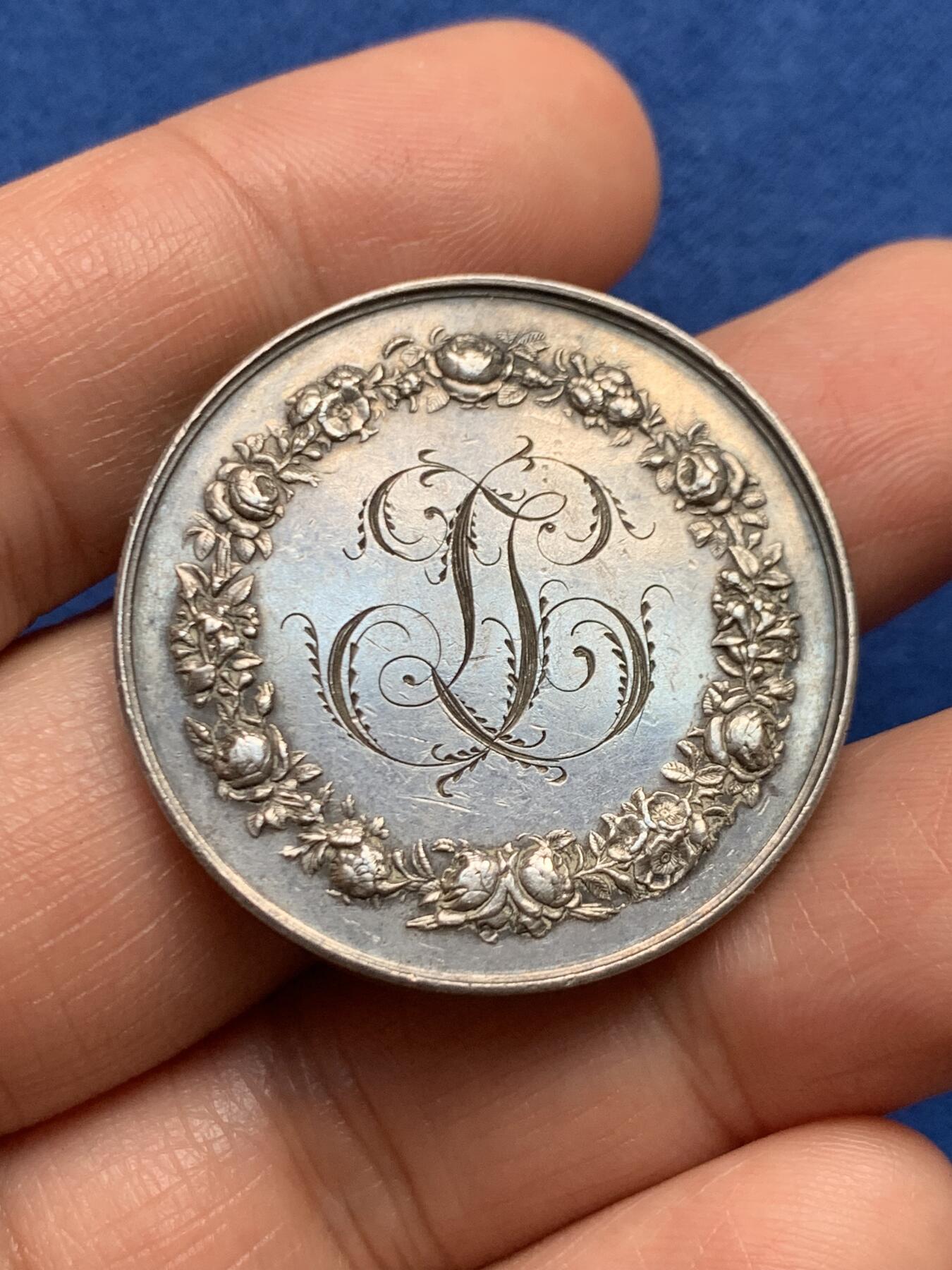 《竞宝斋》第447场 周日，周一，2场连拍 （全场包邮） 法国银质婚章 背面是漂亮的花体字 18克 34mm 1885 丰饶角银标