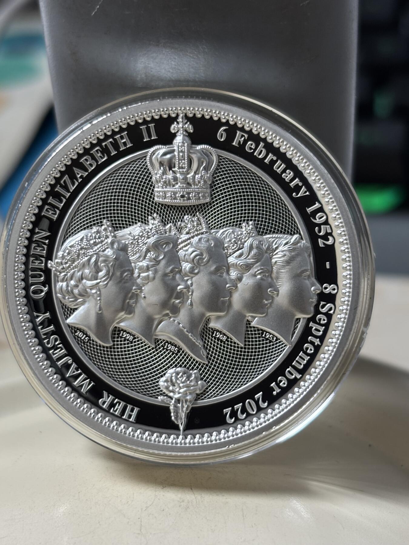 第186期拍卖 纽埃2022年怀念伊丽莎白女王2盎司加厚高浮雕银币原盒证书，发行量700枚，999银