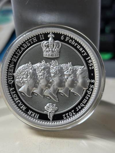 第186期拍卖 - 纽埃2022年怀念伊丽莎白女王2盎司加厚高浮雕银币原盒证书，发行量700枚，999银