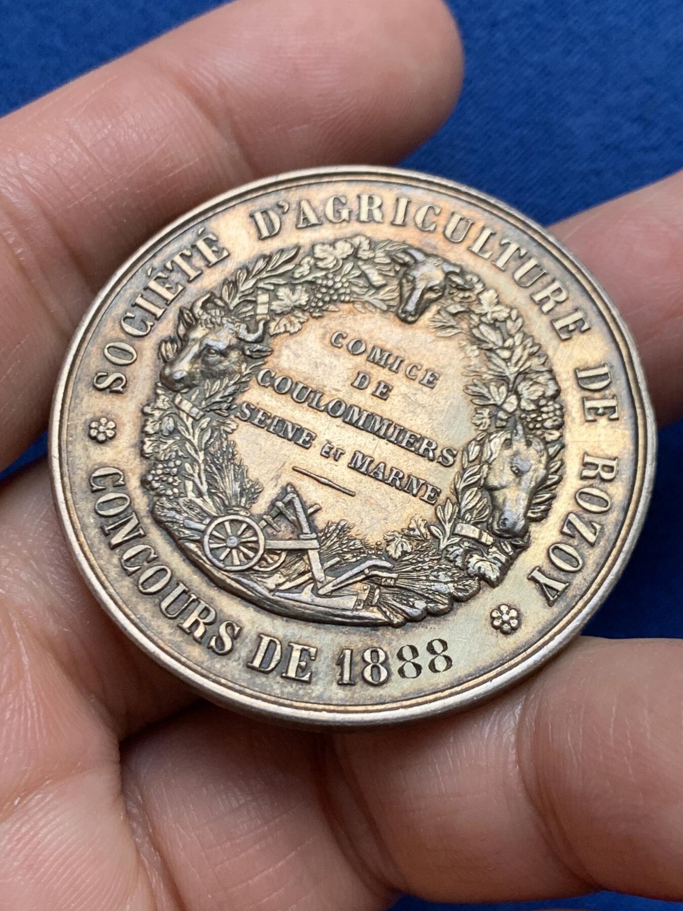 《竞宝斋》第447场 周日，周一，2场连拍 （全场包邮） 法国罗佐农业协会纪念银章，是1888年在塞纳-马恩省库洛米耶地区举办的农业竞赛，丰饶角银标，33.29克，41.9mm，950银。