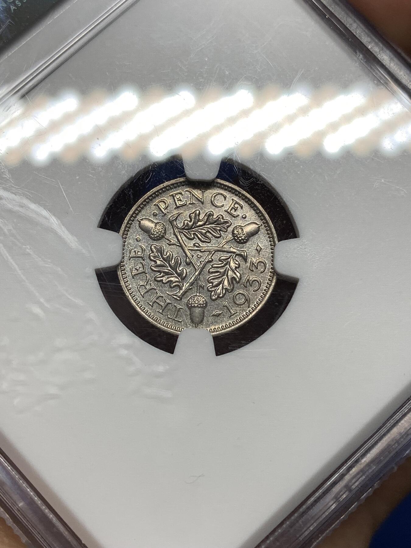 《竞宝斋》第447场 周日，周一，2场连拍 （全场包邮） NGC MS64 英国1933年3便士银币 品种常见 可是好品难得 亚军分 适合入手 盒子背面有模糊