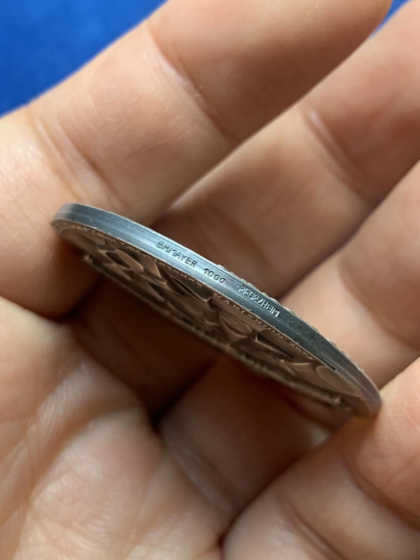 《竞宝斋》第447场 周日，周一，2场连拍 （全场包邮） 德国巴登地区货币历史纪念纯银银章 该章上环绕着多枚小型仿古钱币浮雕，这些是历史上巴登地区流通的货币样式，展示了该地区货币发展的多样性与历史脉络。35.3克，40.2mm，带边铭，双面高浮雕。