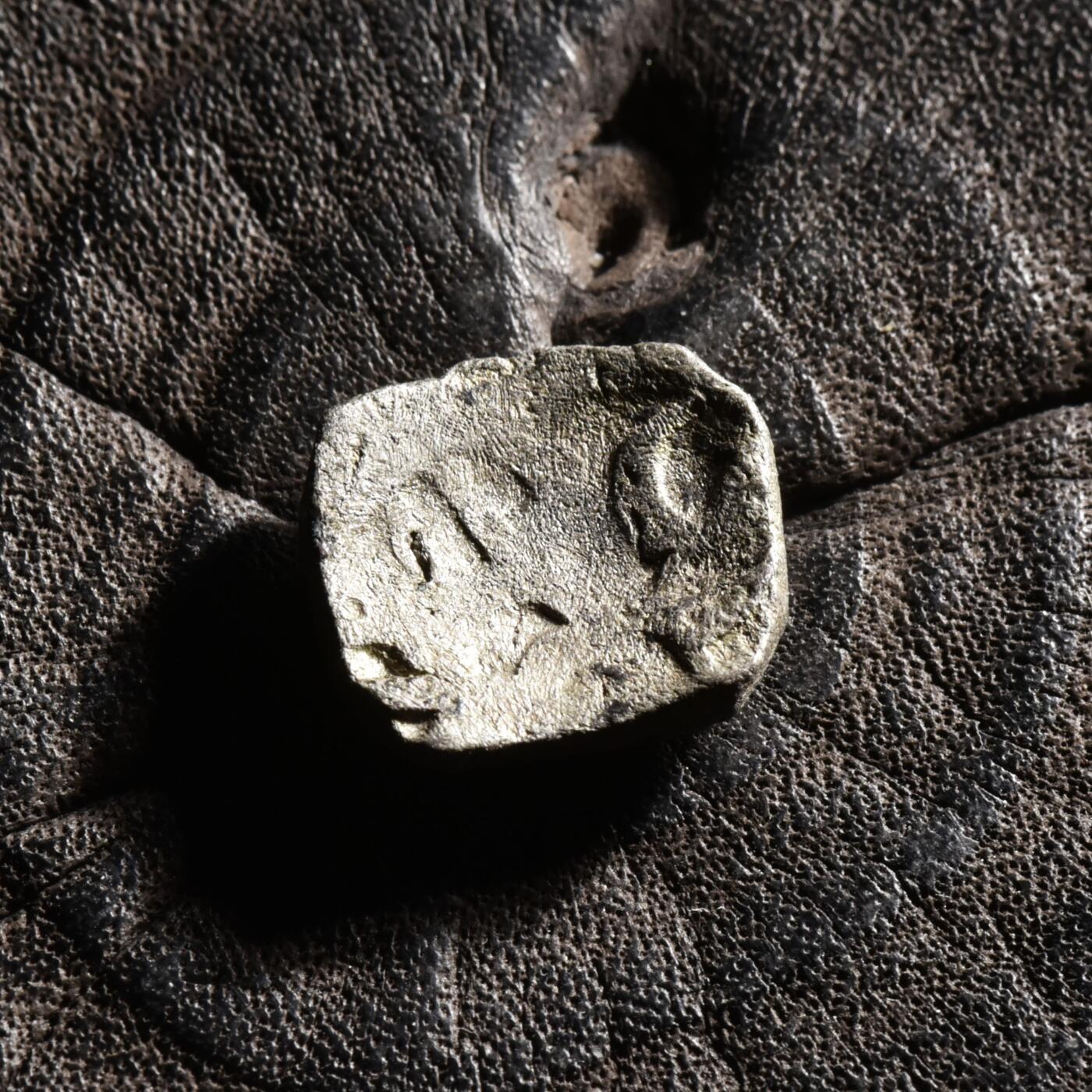 【良泉】【元旦直播场】1月1日晚19.30点开拍！208组西方古代钱币、日本朝鲜花钱 公元前5-前3世纪【古印度】犍陀罗 六臂符 【小面值】1/8萨特马纳 银币，2.58克