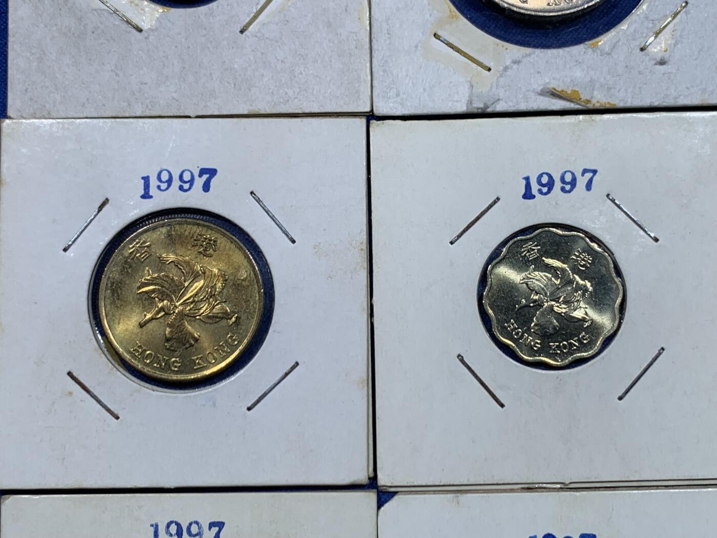 《竞宝斋》第447场 周日，周一，2场连拍 （全场包邮） 1997年香港特别行政区发行回归特种纪念币1套6枚，纸夹包装，品相不错，可以送评的状态。