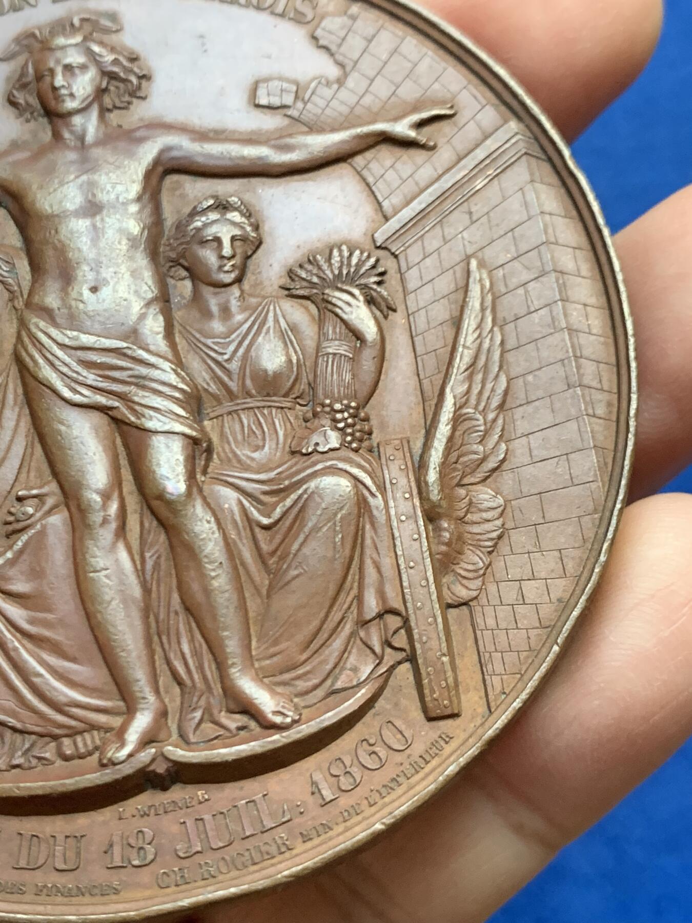 《竞宝斋》第447场 周日，周一，2场连拍 （全场包邮） 比利时1860年废除地方税纪念大铜章，这是一项重要的法律，旨在取消地方性的商品流通税，促进国内贸易自由化。正面利奥波德一世头像，184克，74.5mm。超大规格，手感厚实，自然原味，巧克力包浆，细节见图。